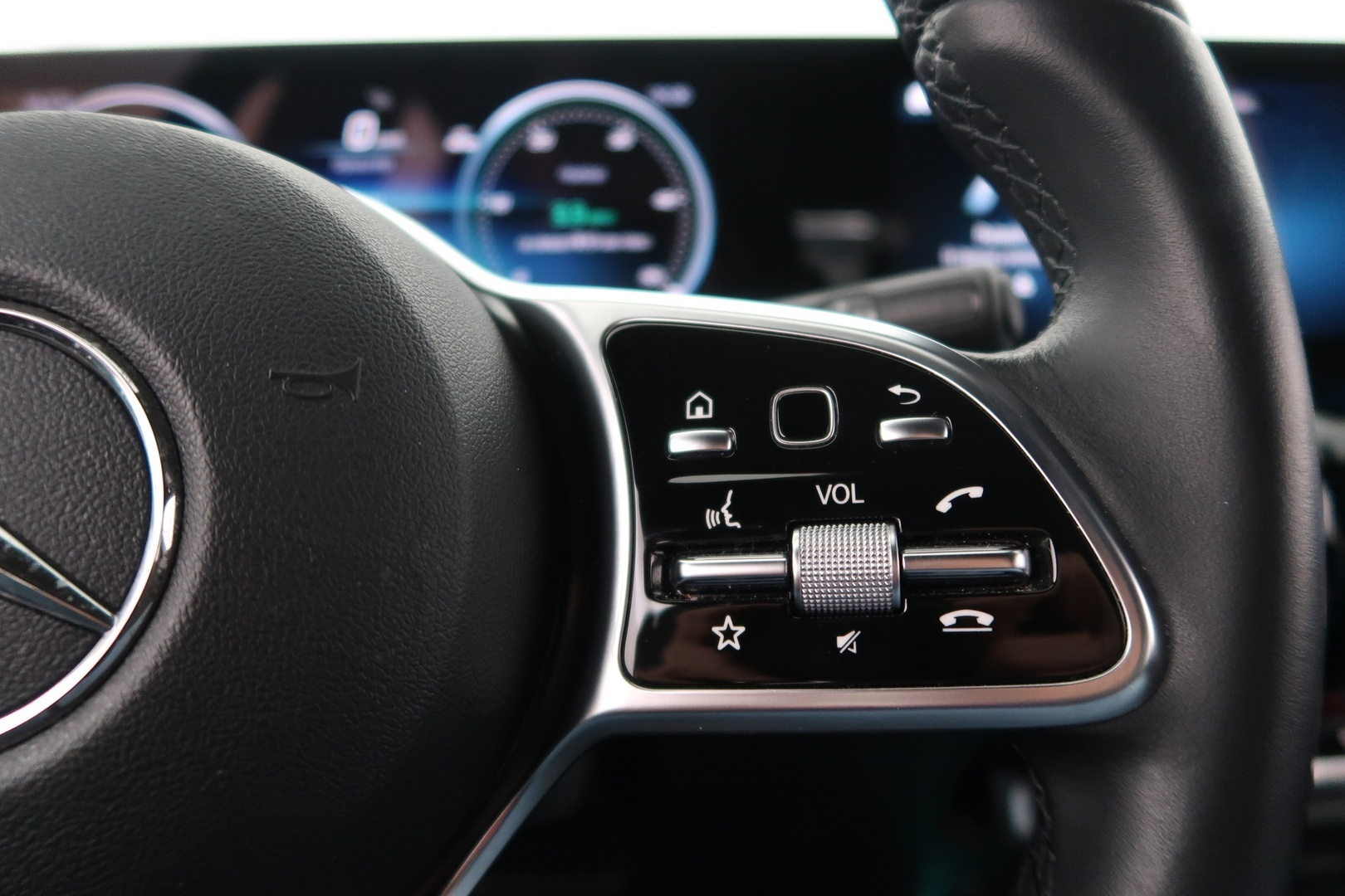 MERCEDES-BENZ EQA 2023