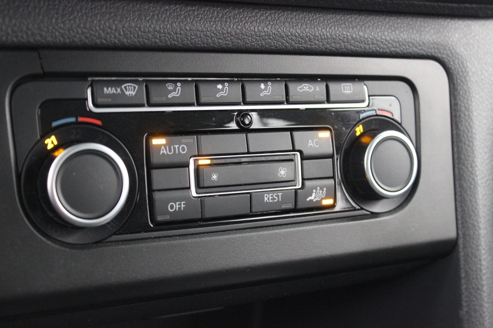 VOLKSWAGEN Amarok 2012