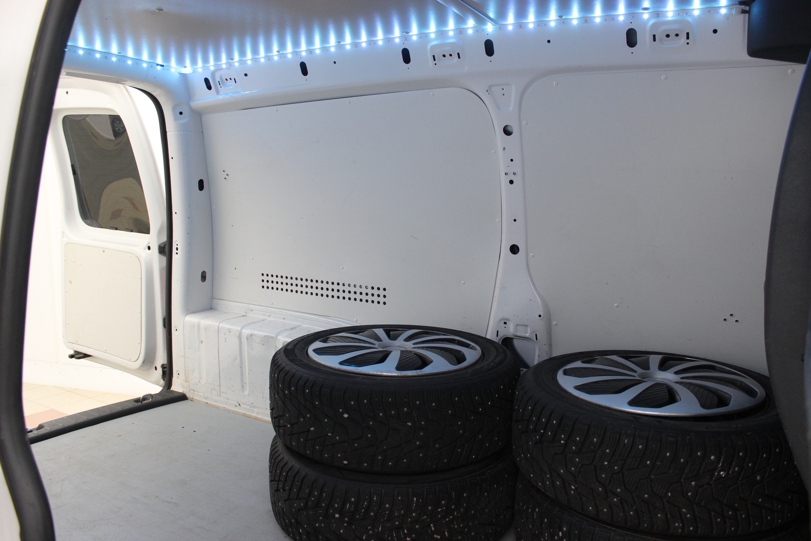 VOLKSWAGEN Caddy Maxi 11