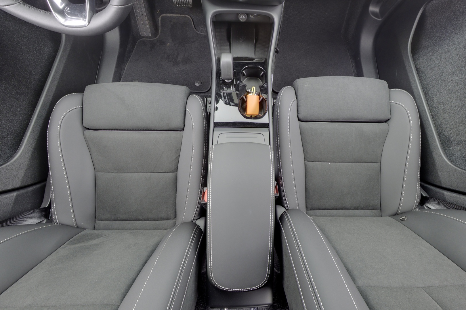 VOLVO EX40 9
