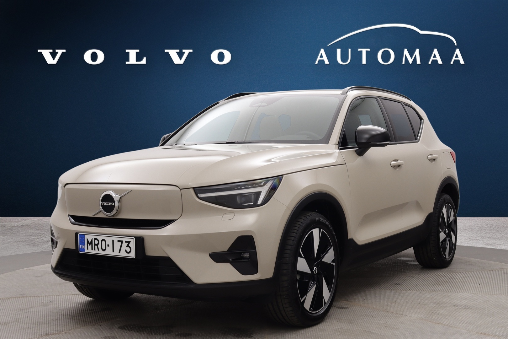 VOLVO EX40 1