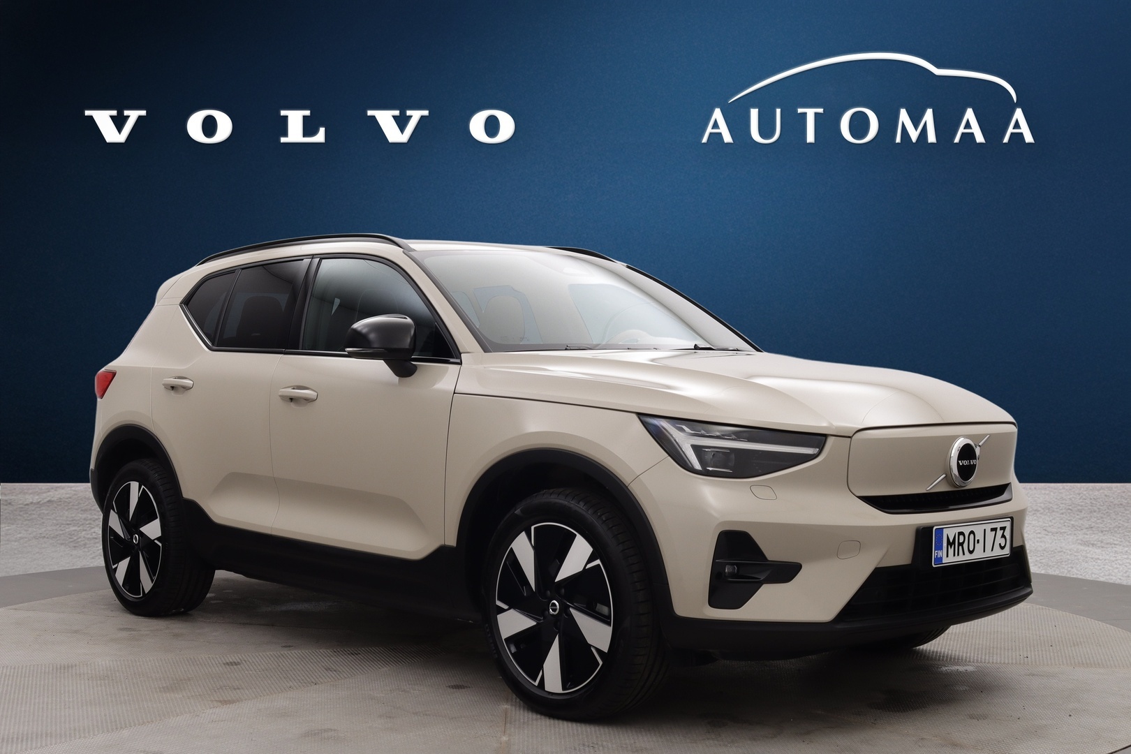 VOLVO EX40 3
