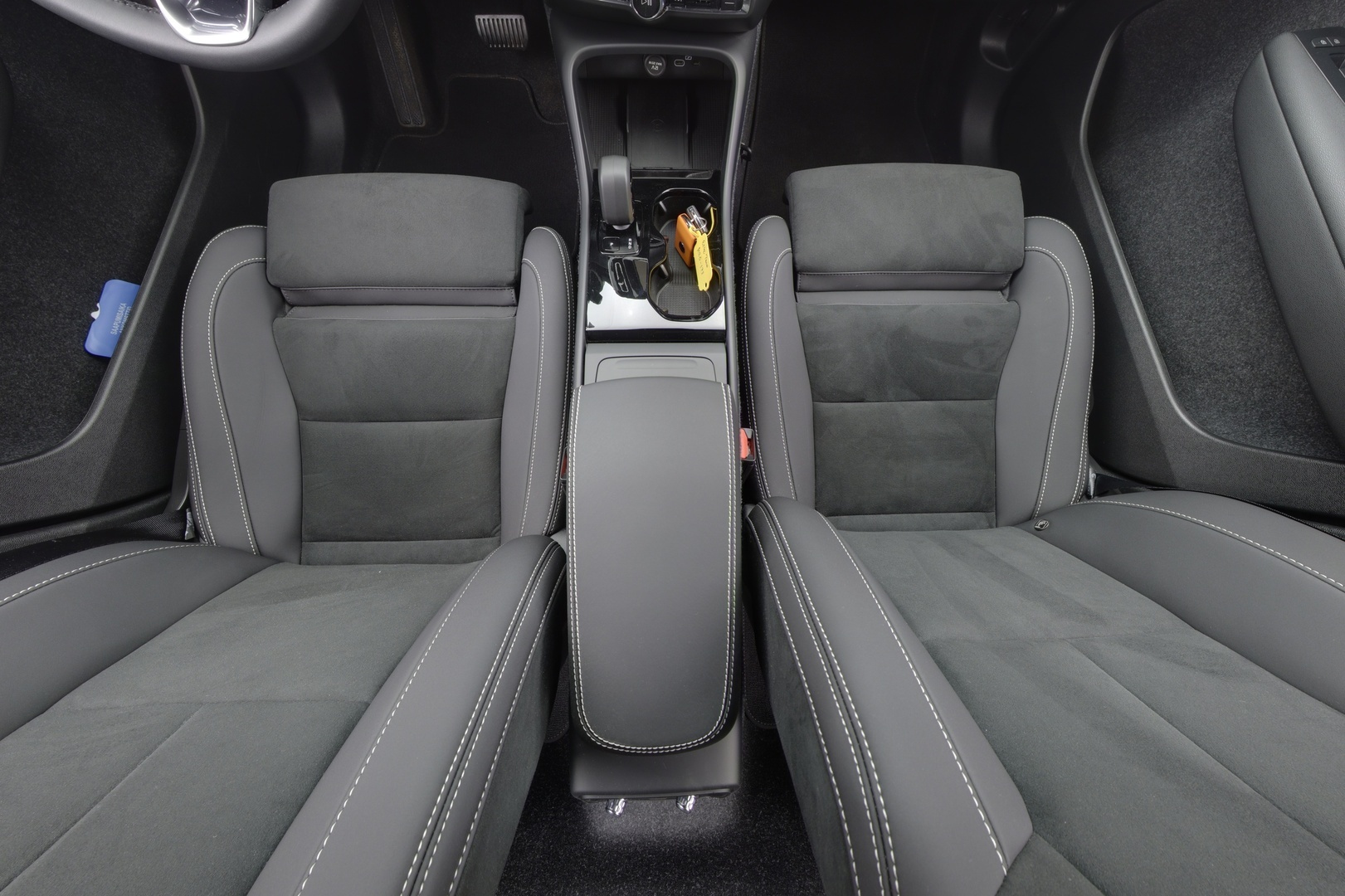 VOLVO EX40 9