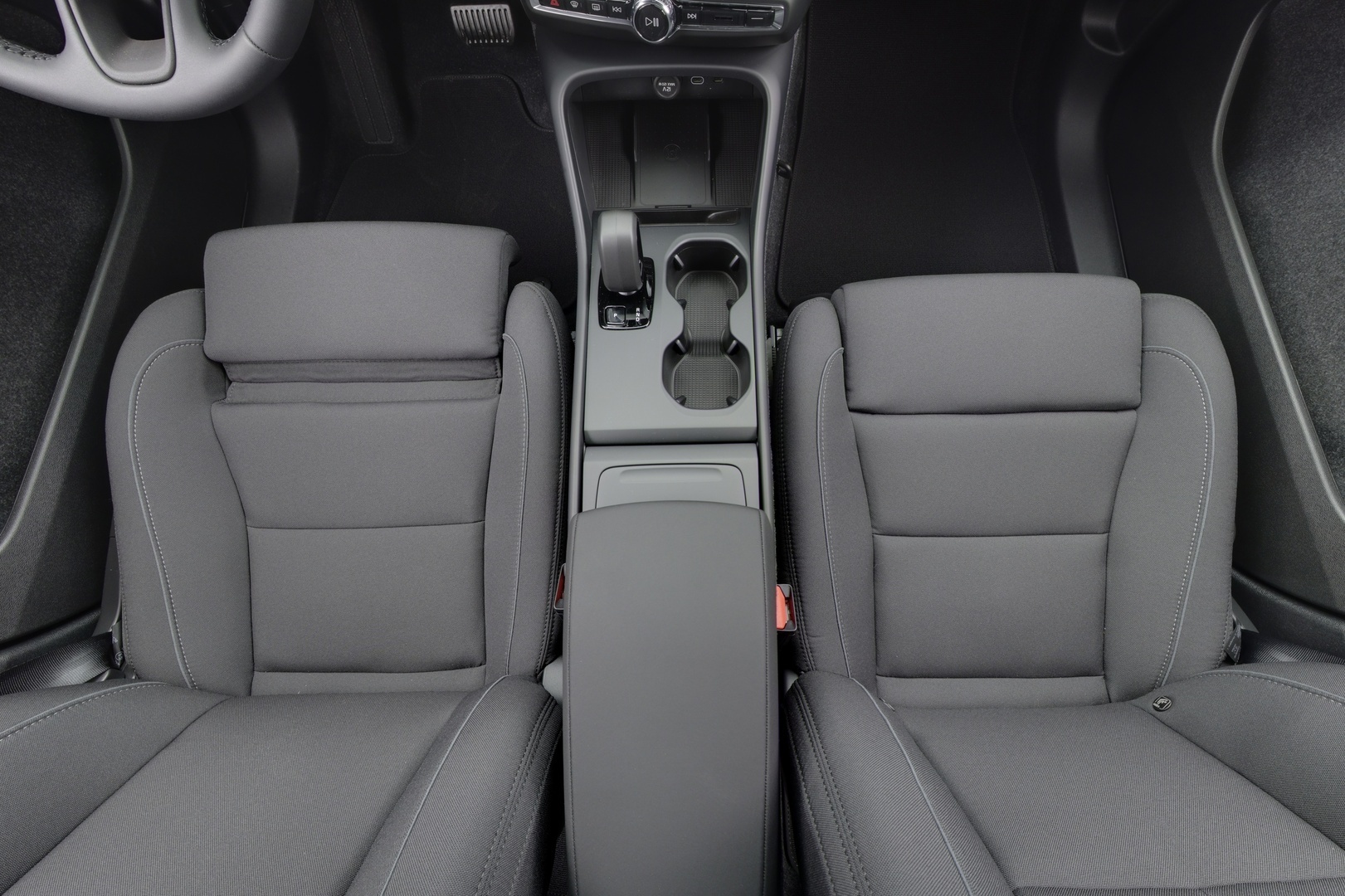 VOLVO EX40 2025