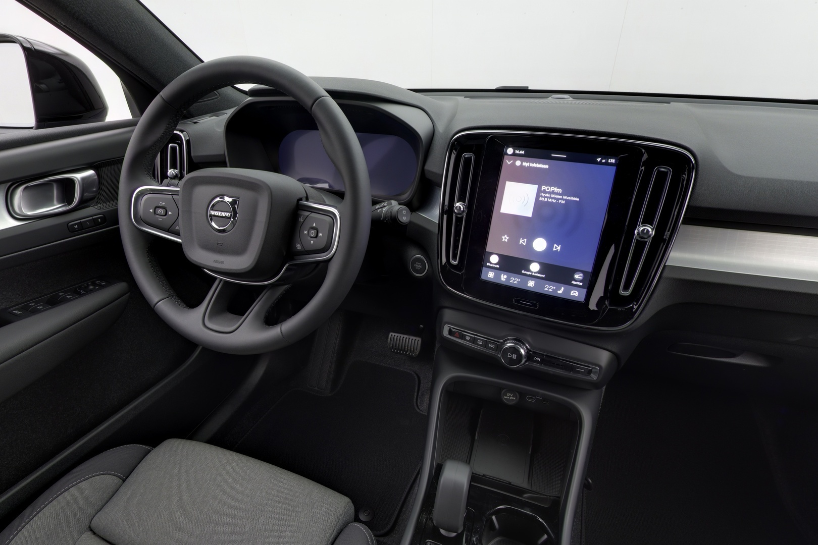 VOLVO XC40 8