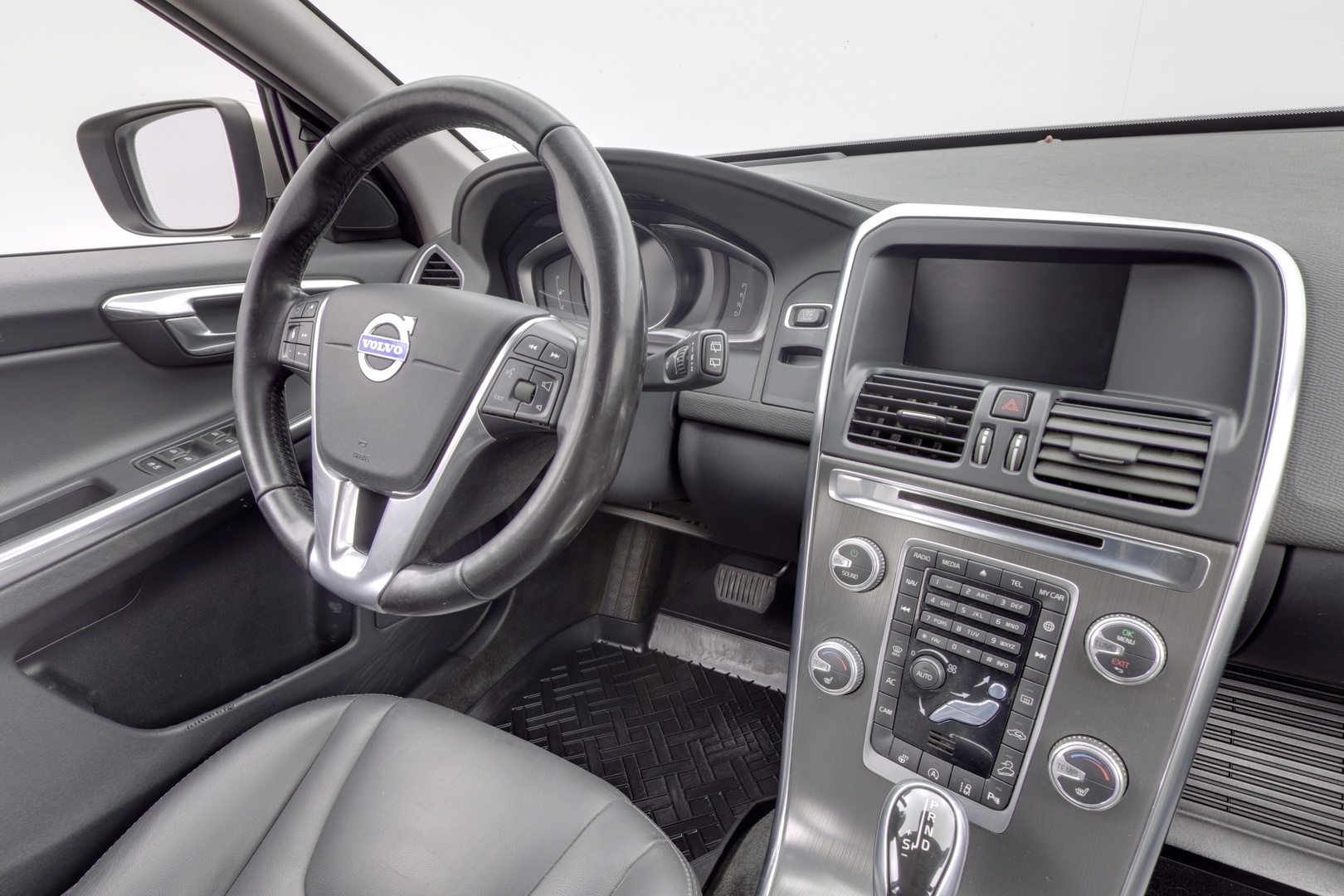 VOLVO XC60 8