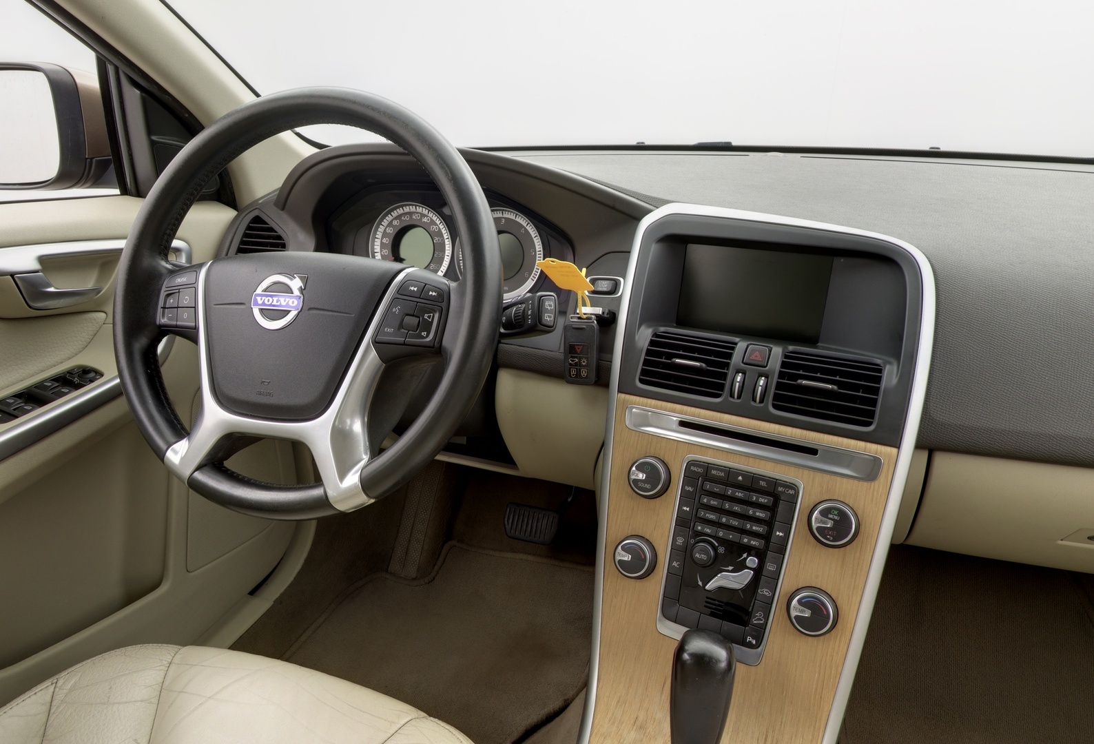 VOLVO XC60 8