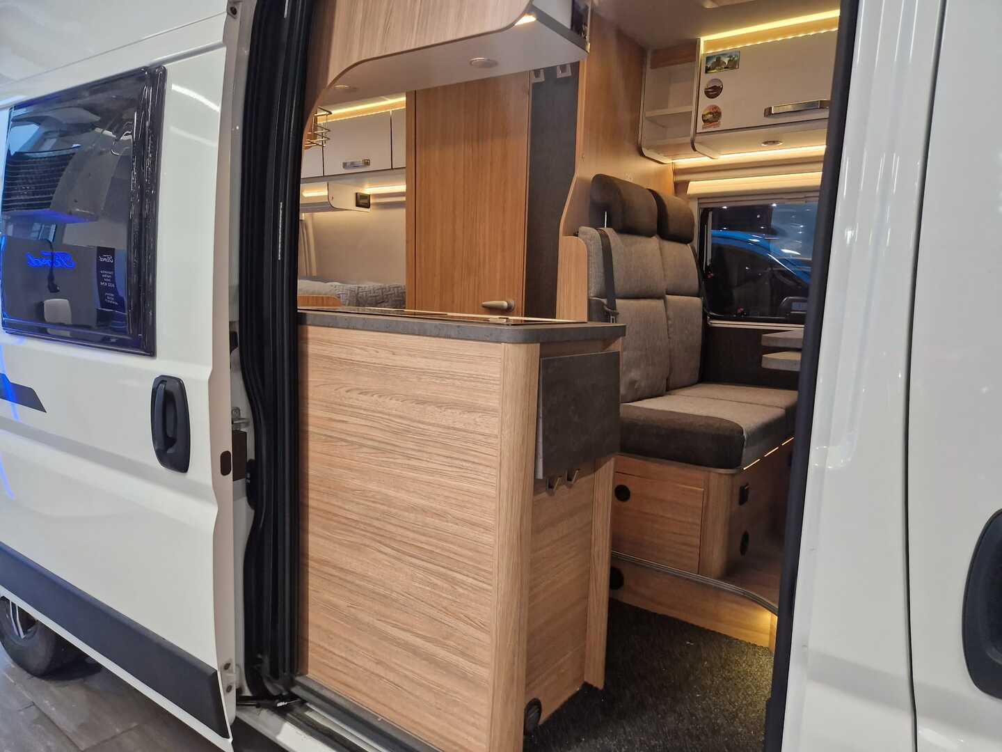 WEINSBERG R47 CARABUS 600 ME 2022