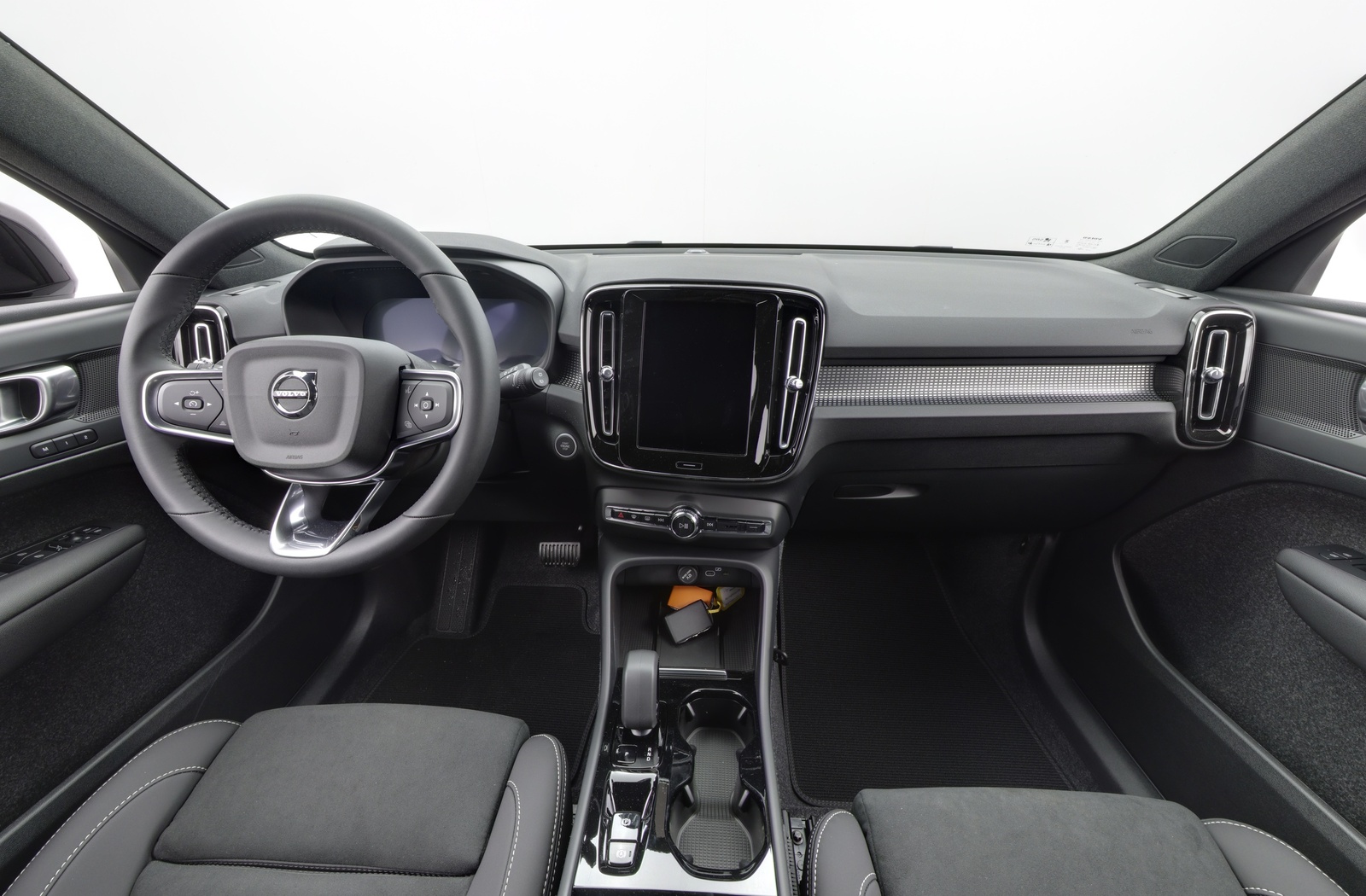 VOLVO XC40 2025