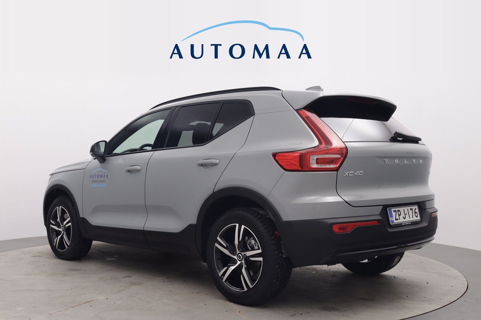 VOLVO XC40 2025
