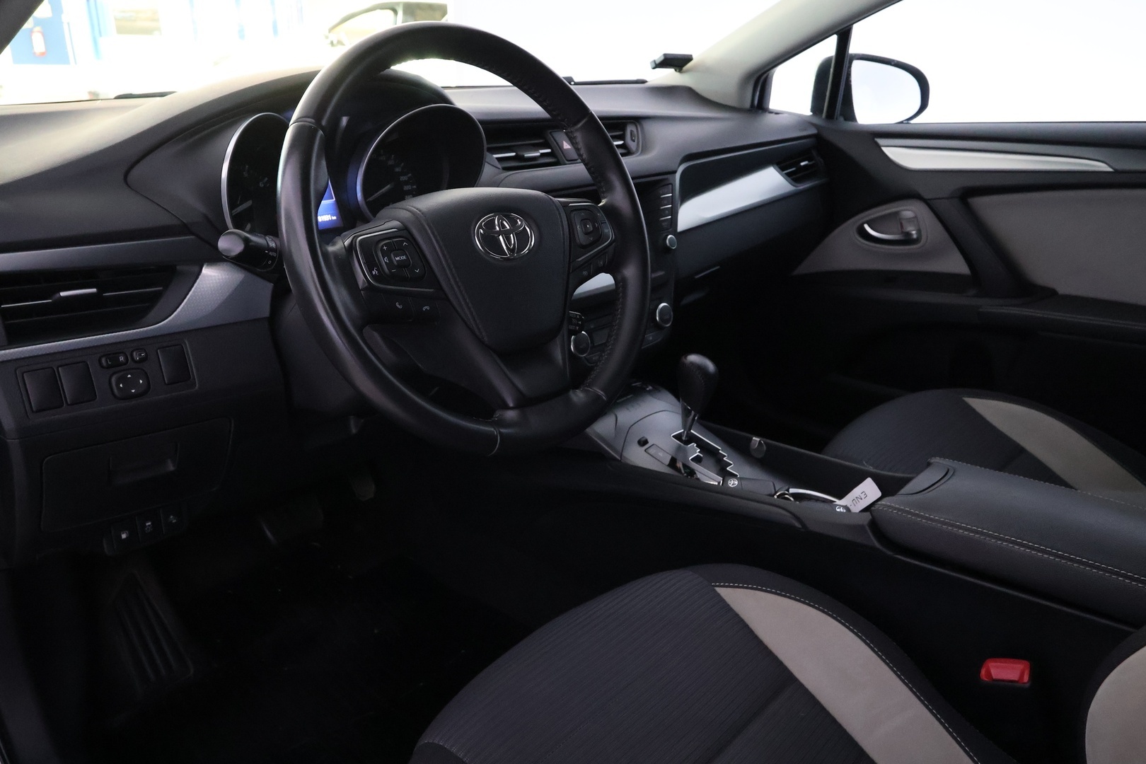 TOYOTA Avensis 2016