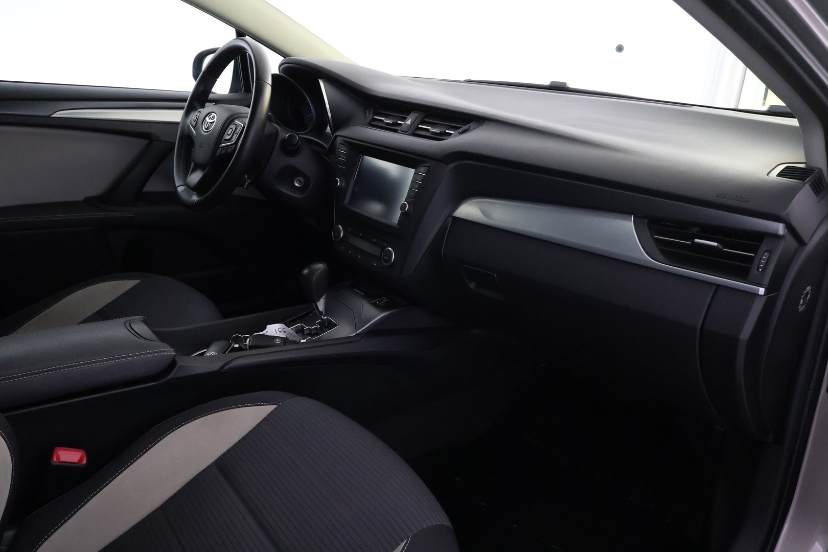 TOYOTA Avensis 2016