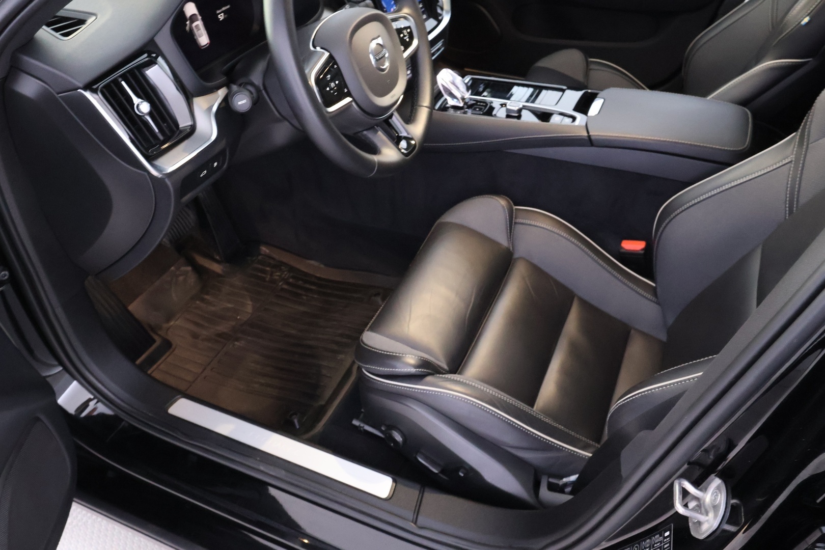 VOLVO V60 2023