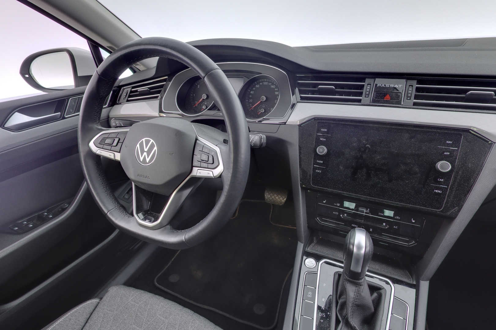VOLKSWAGEN Passat 2023