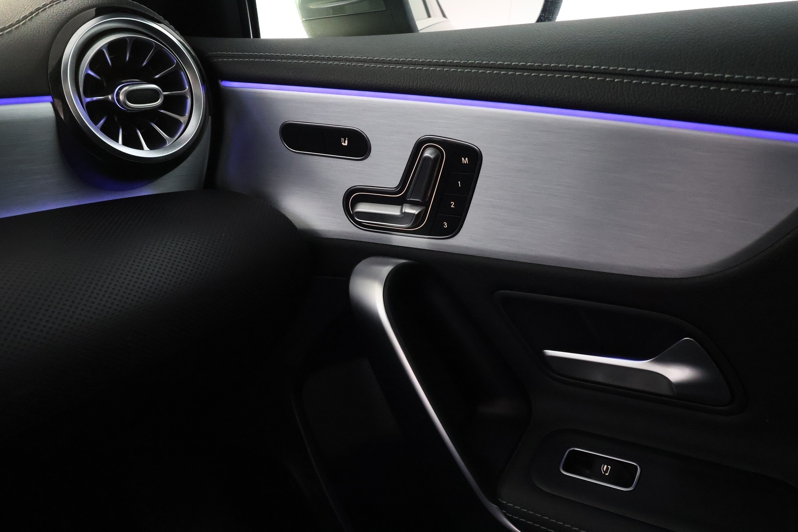 MERCEDES-BENZ A 2020