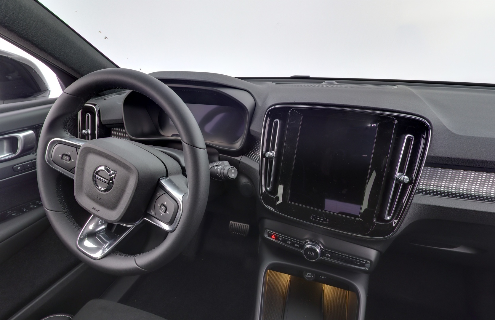 VOLVO EX40 8