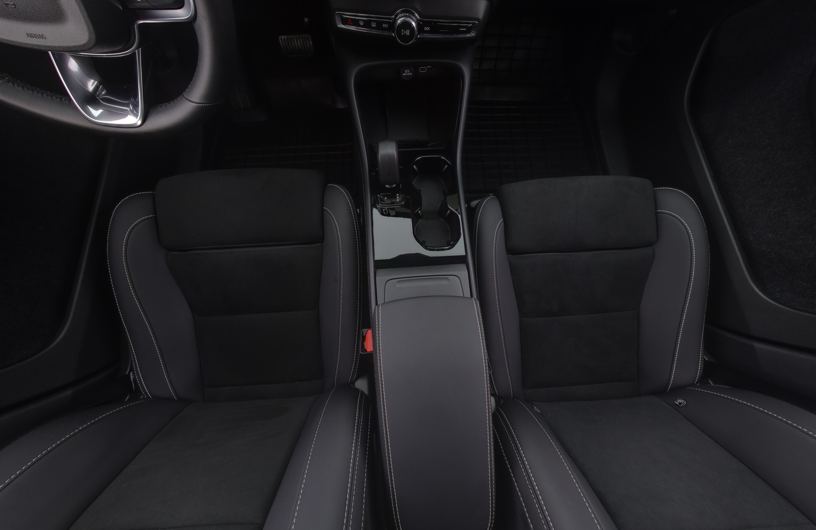 VOLVO EX40 9