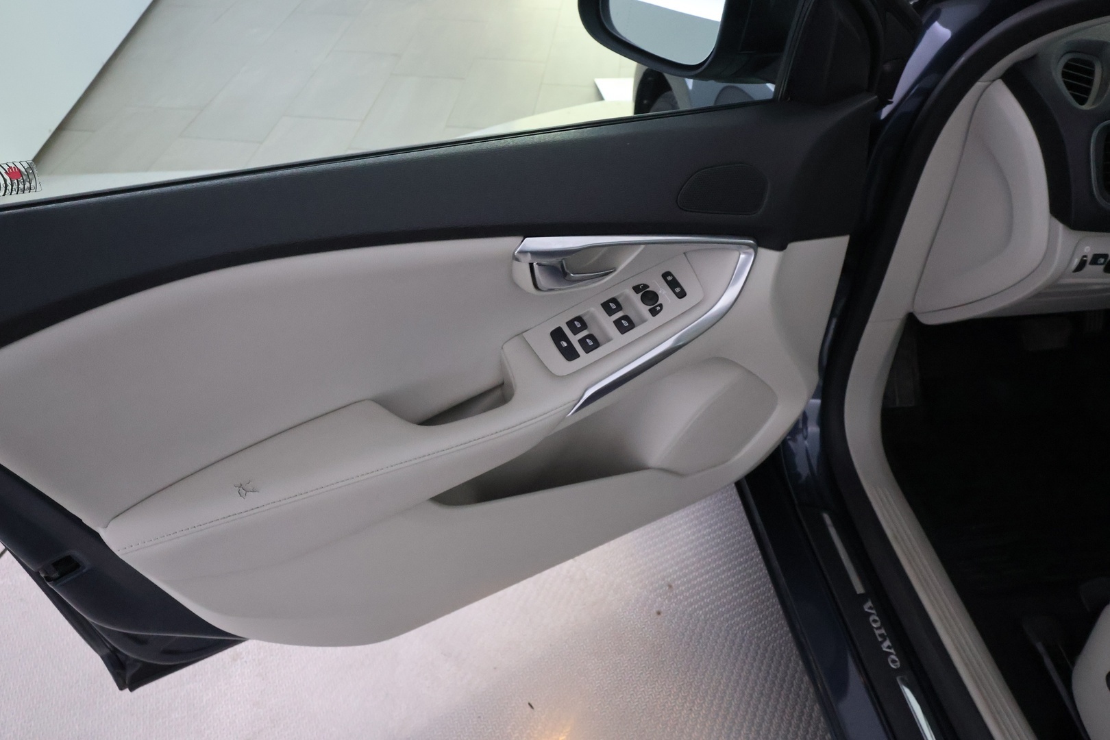 VOLVO V40 2017