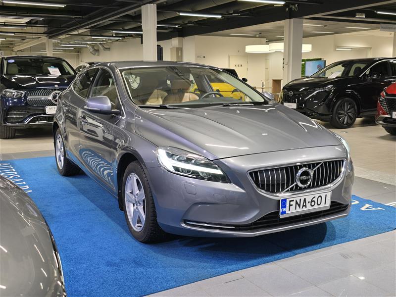 VOLVO V40 2018