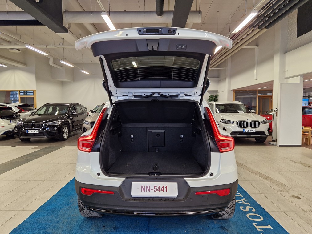 VOLVO EX40 3