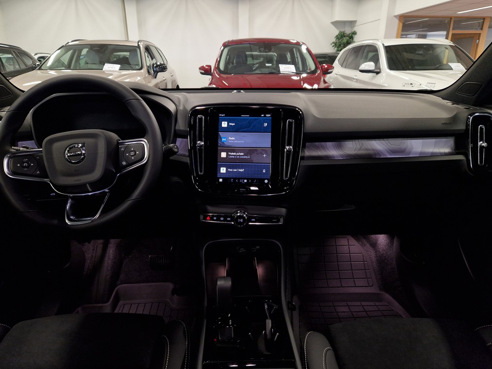 VOLVO EX40 7