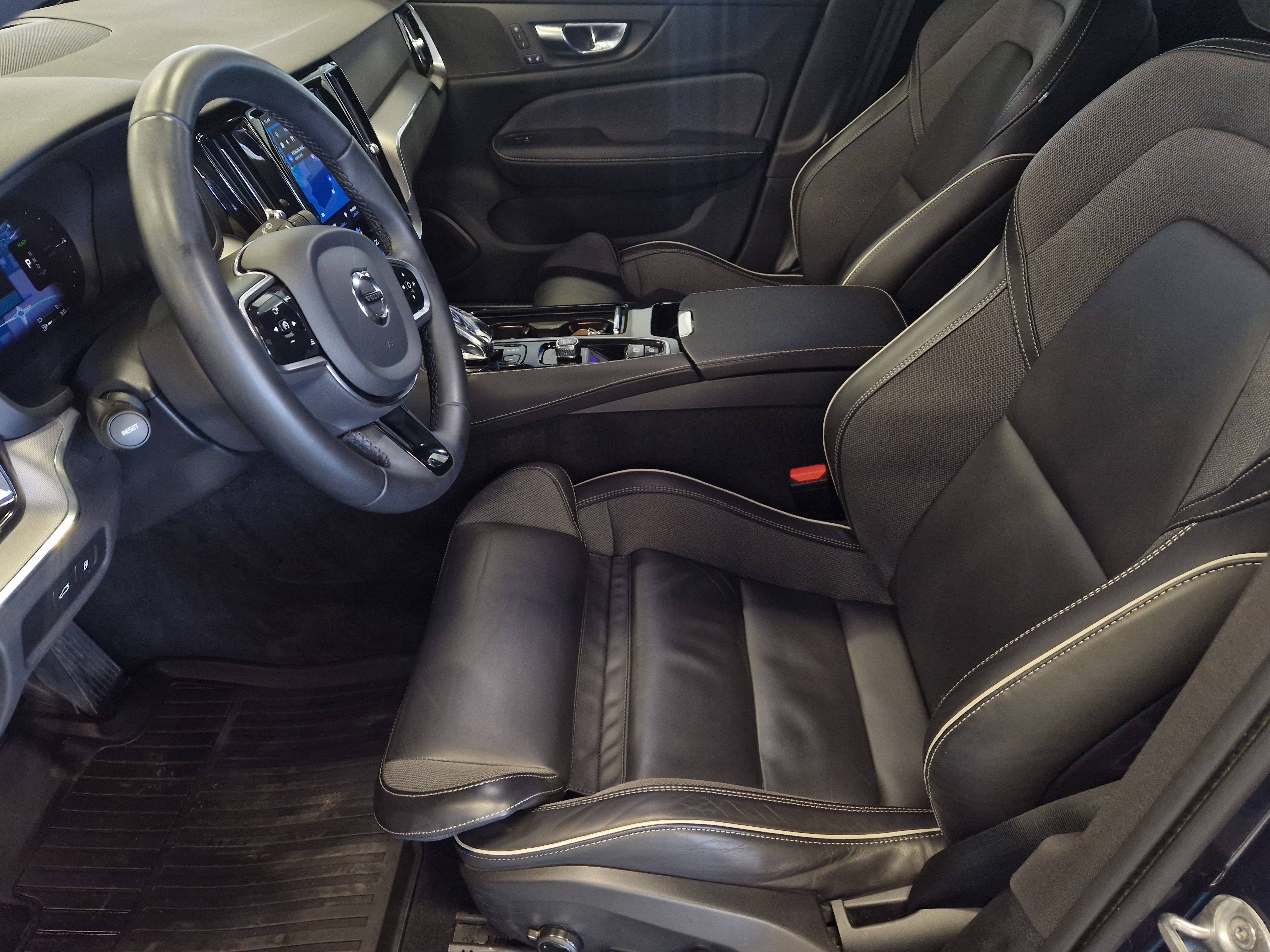 VOLVO V60 2023