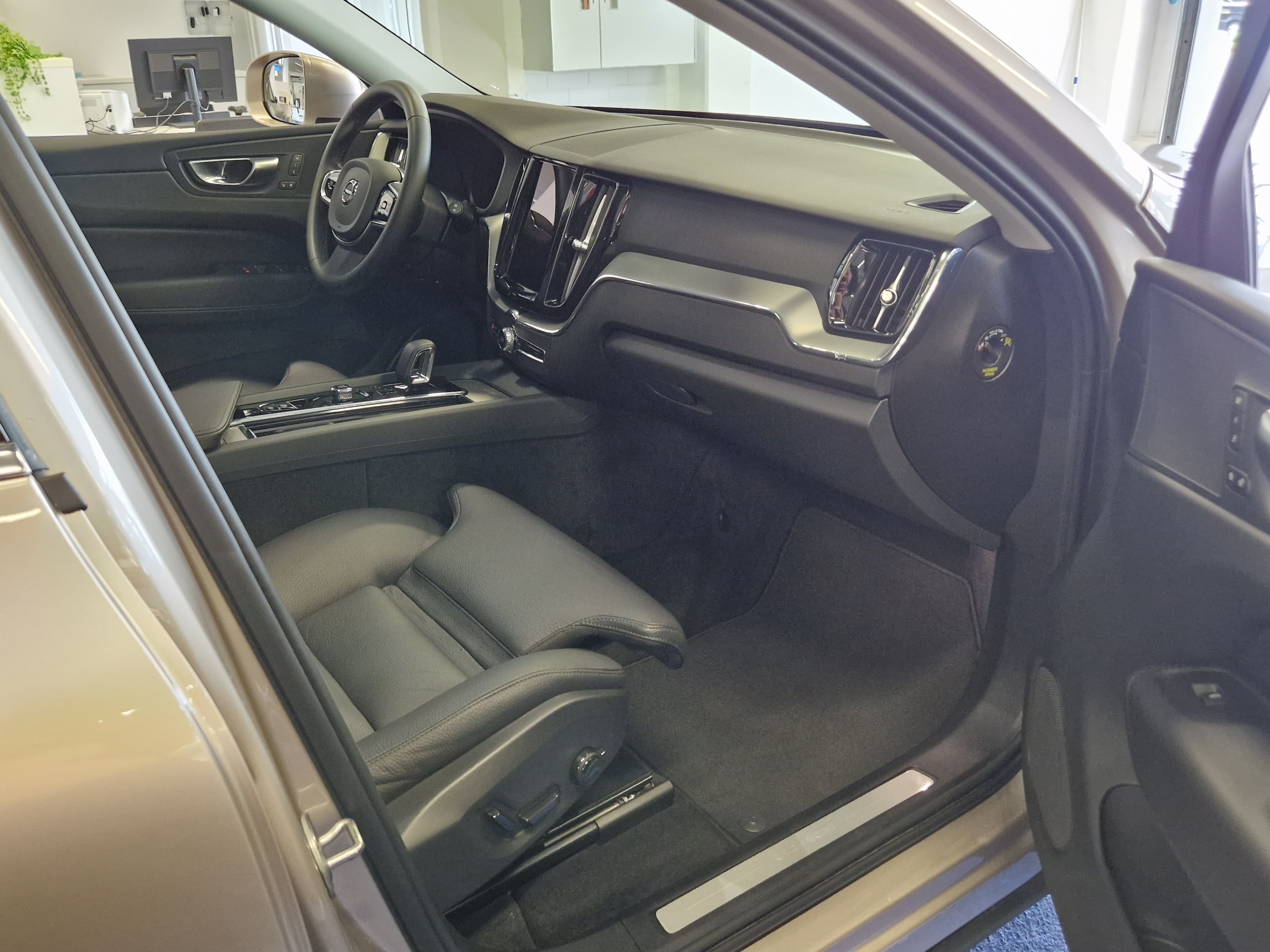 VOLVO XC60 2024