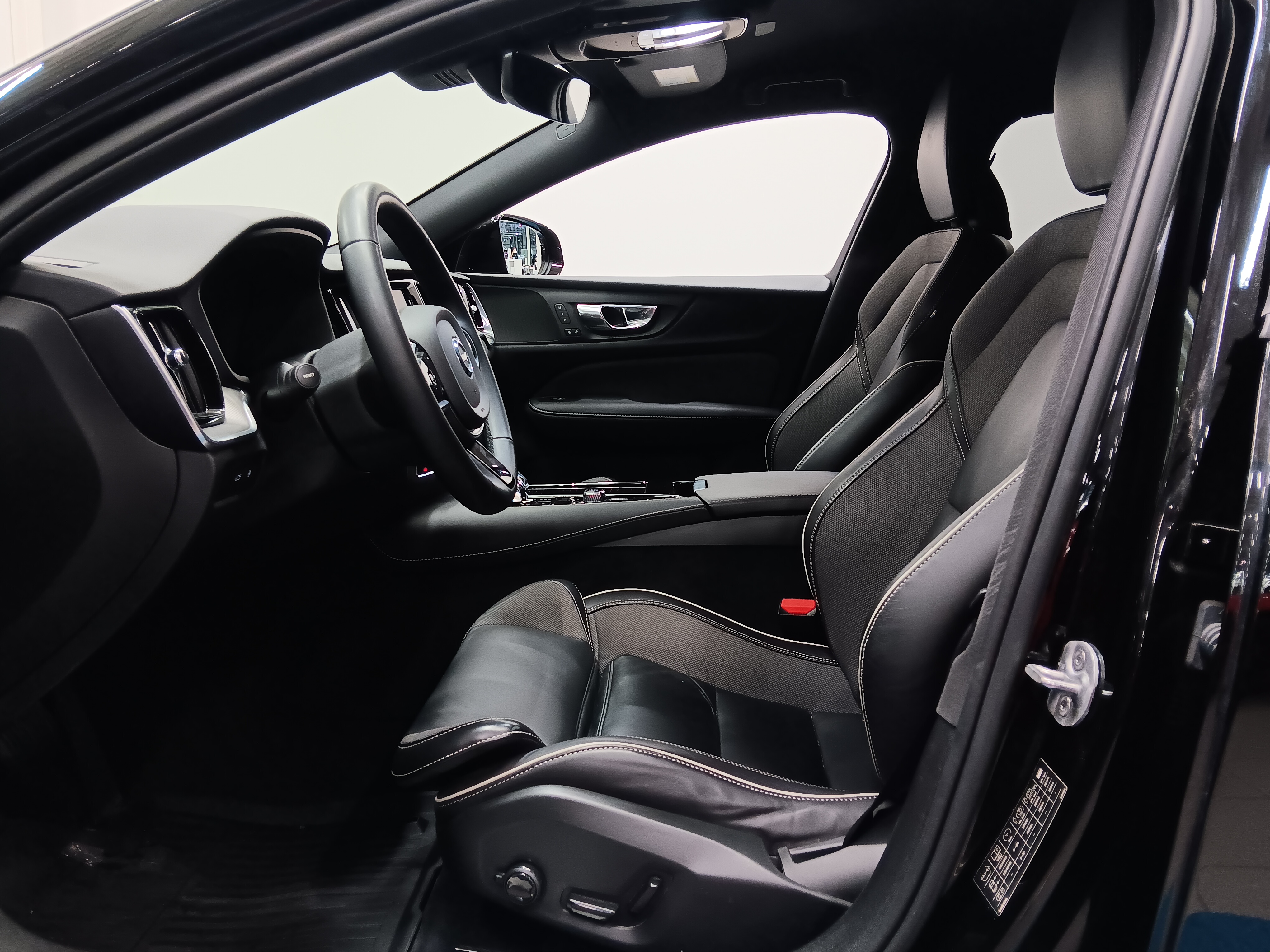 VOLVO V60 2023