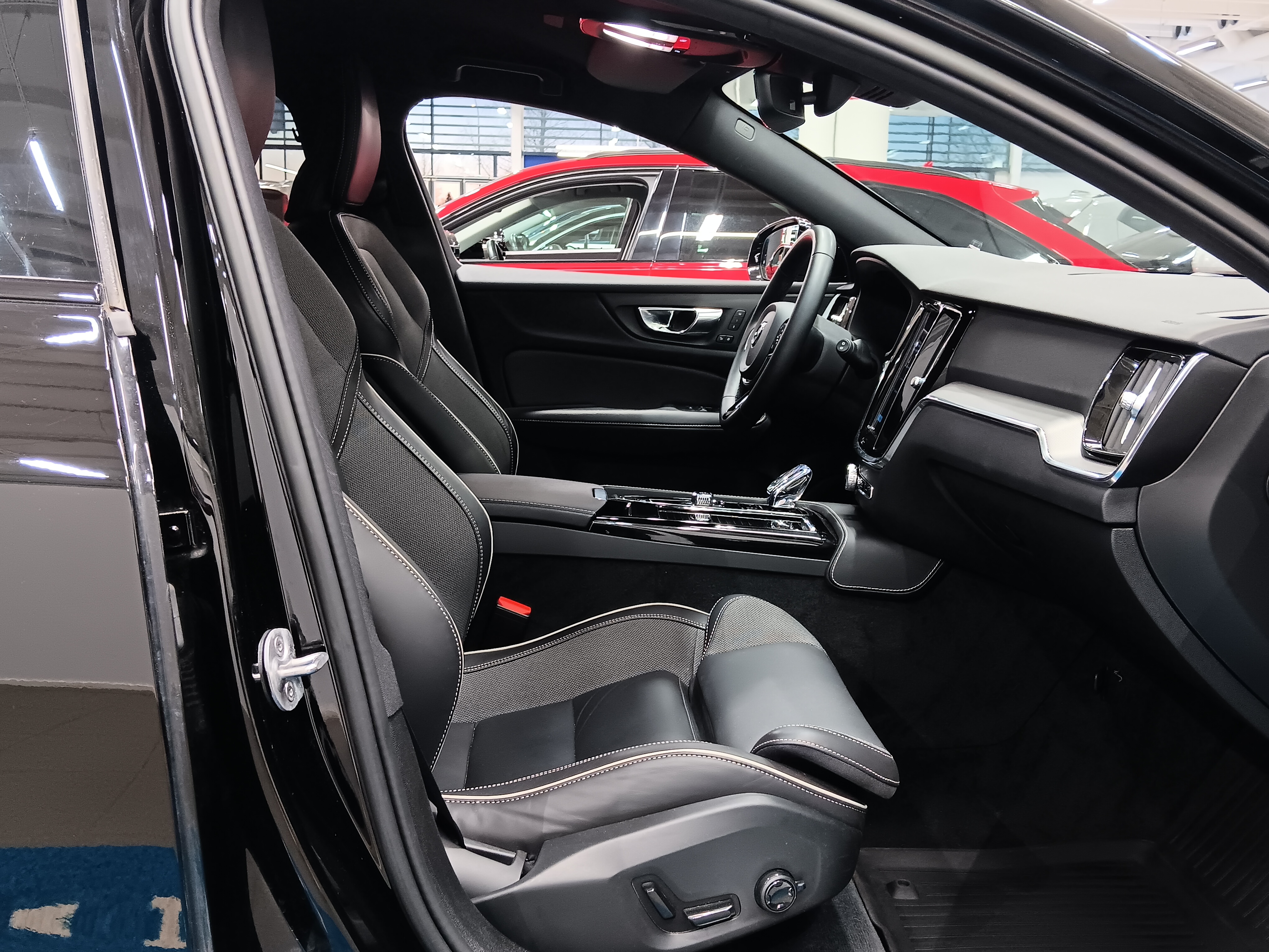 VOLVO V60 2023