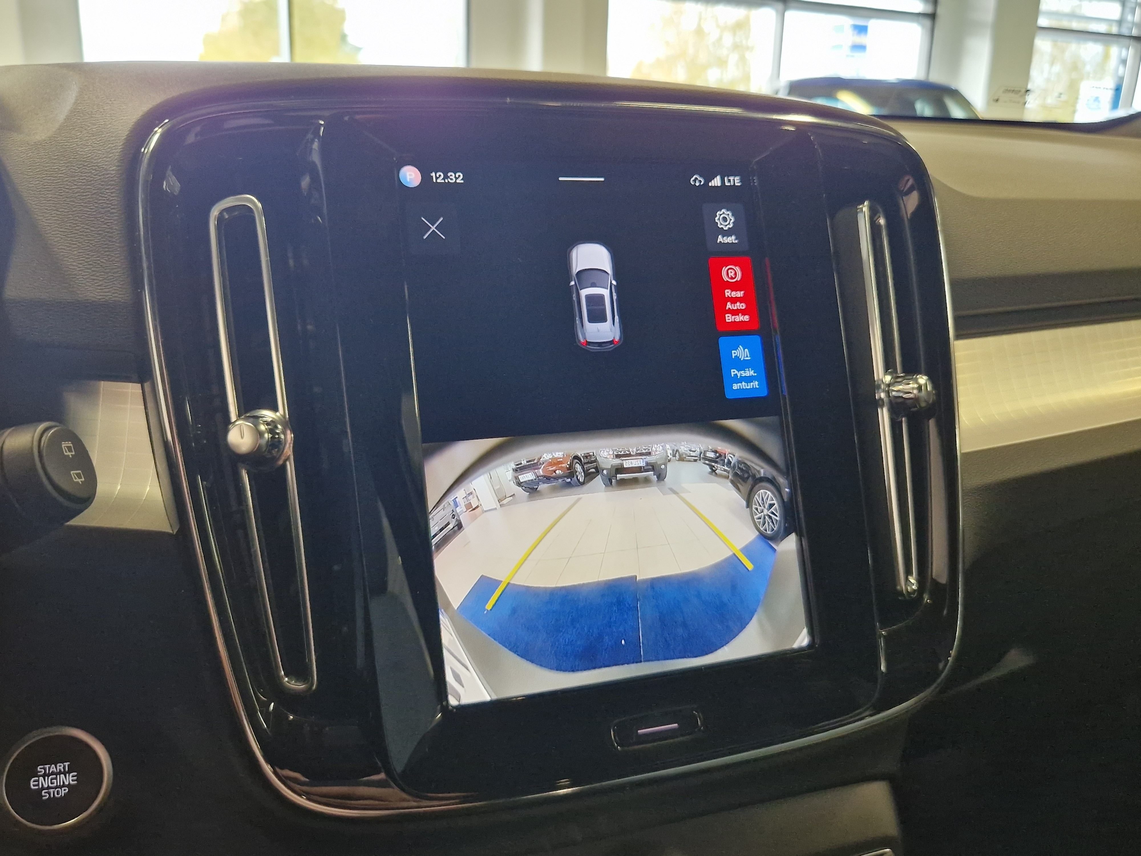 VOLVO XC40 2024