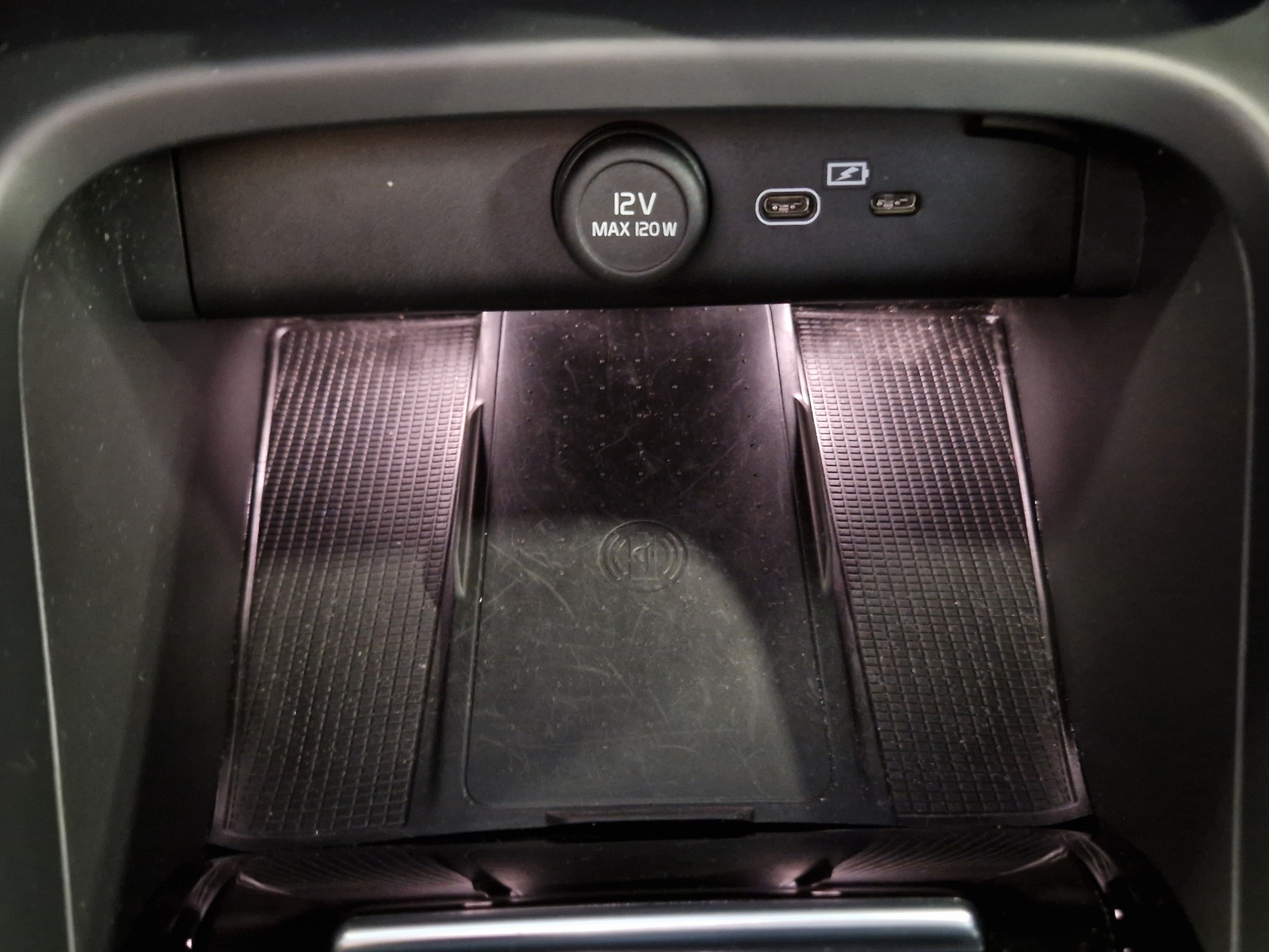 VOLVO XC40 2024