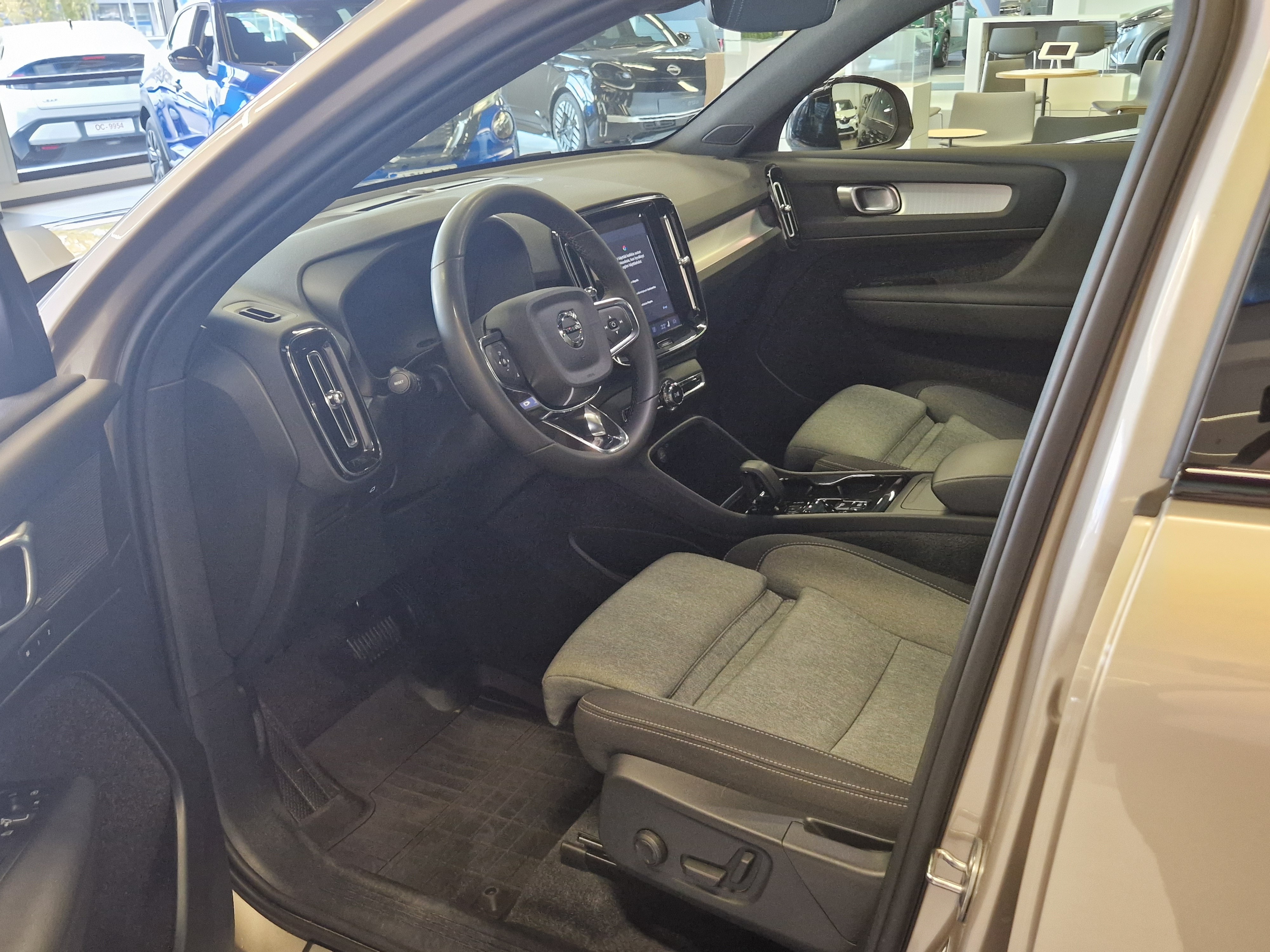 VOLVO XC40 2024