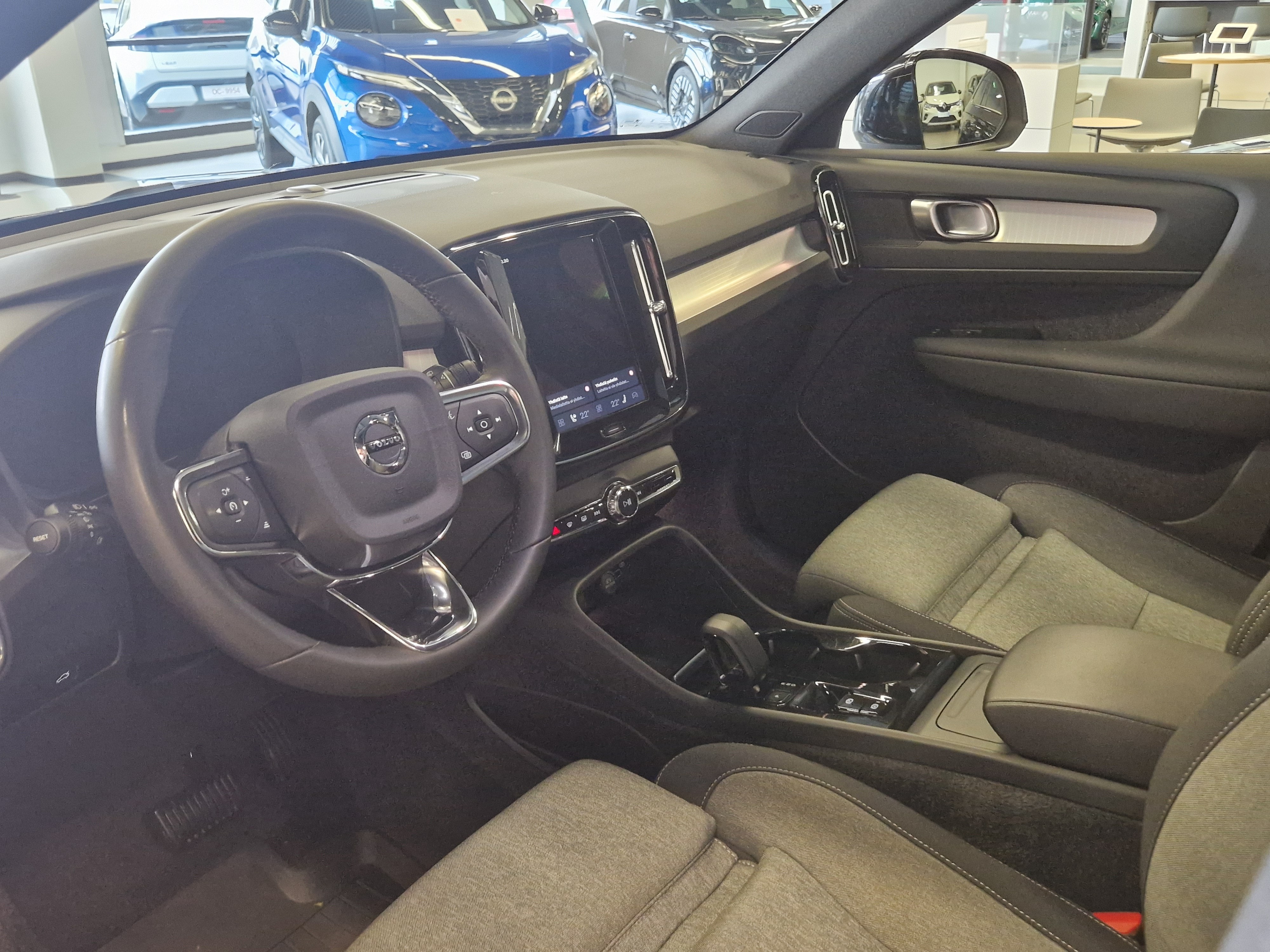 VOLVO XC40 2024