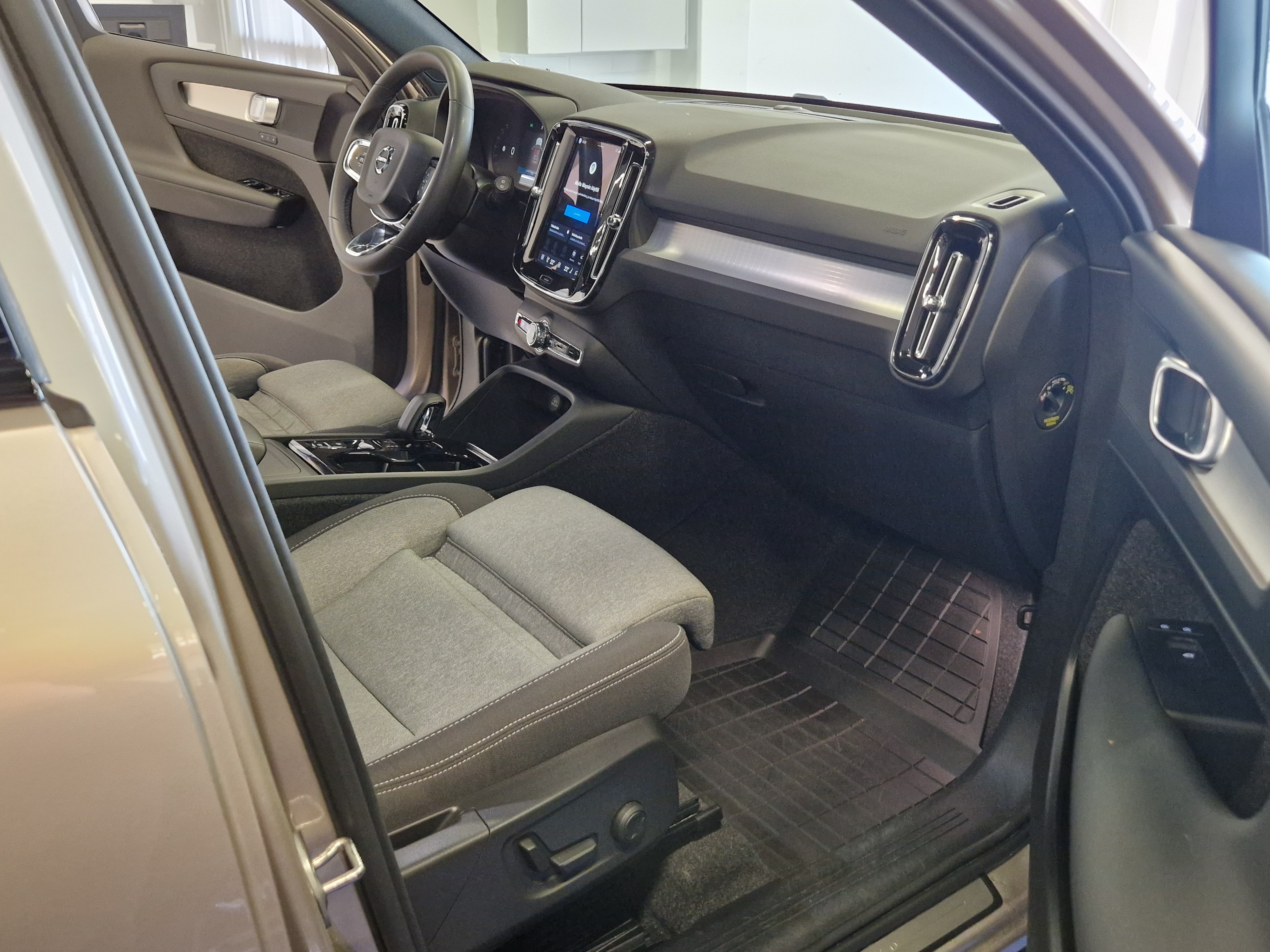 VOLVO XC40 2024