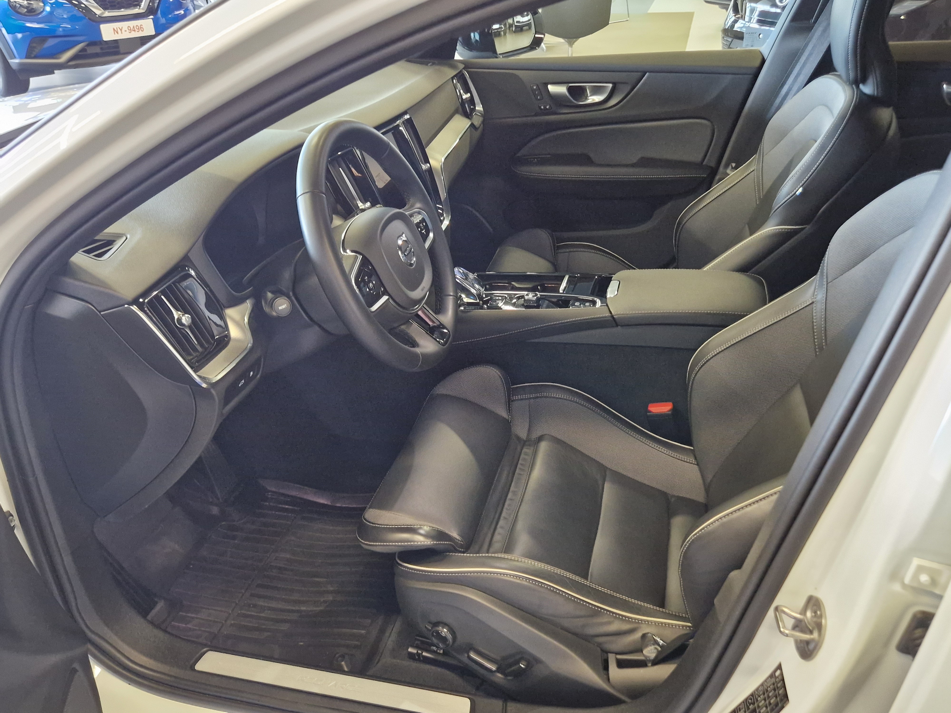 VOLVO V60 2024