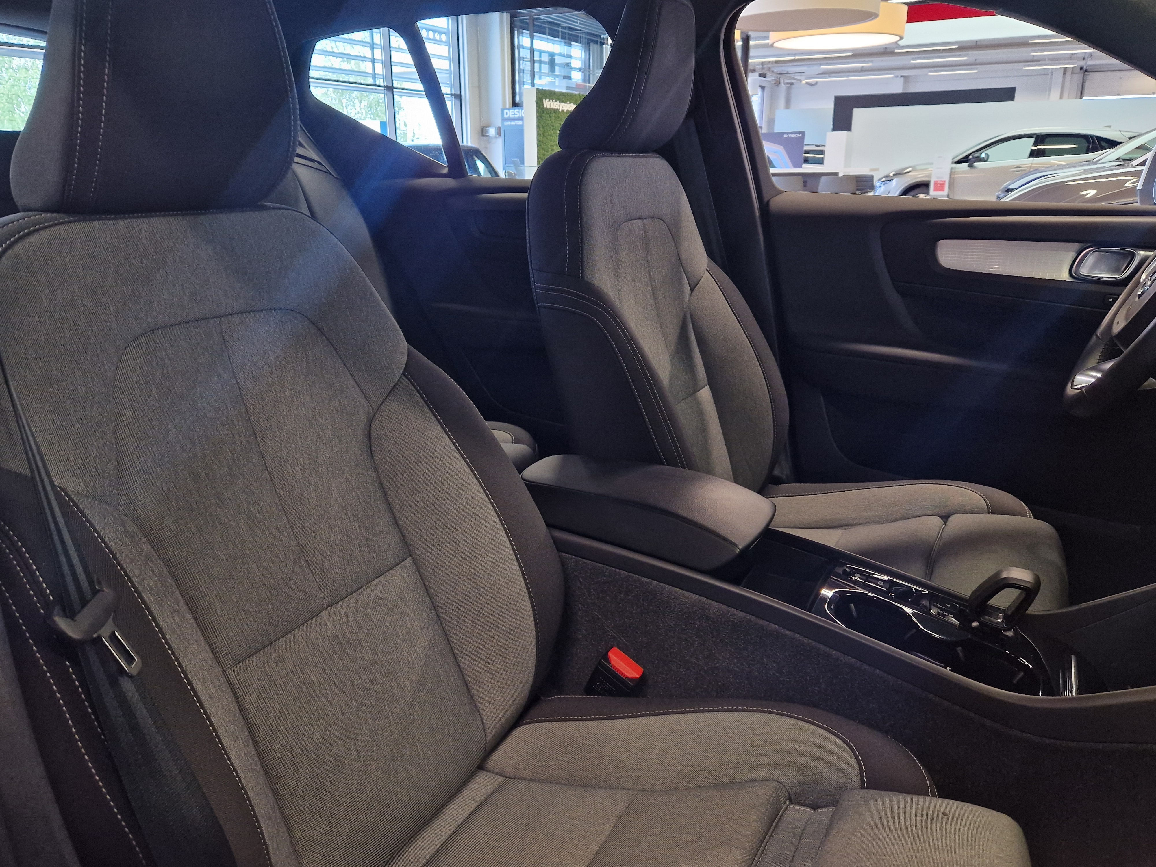 VOLVO XC40 2024