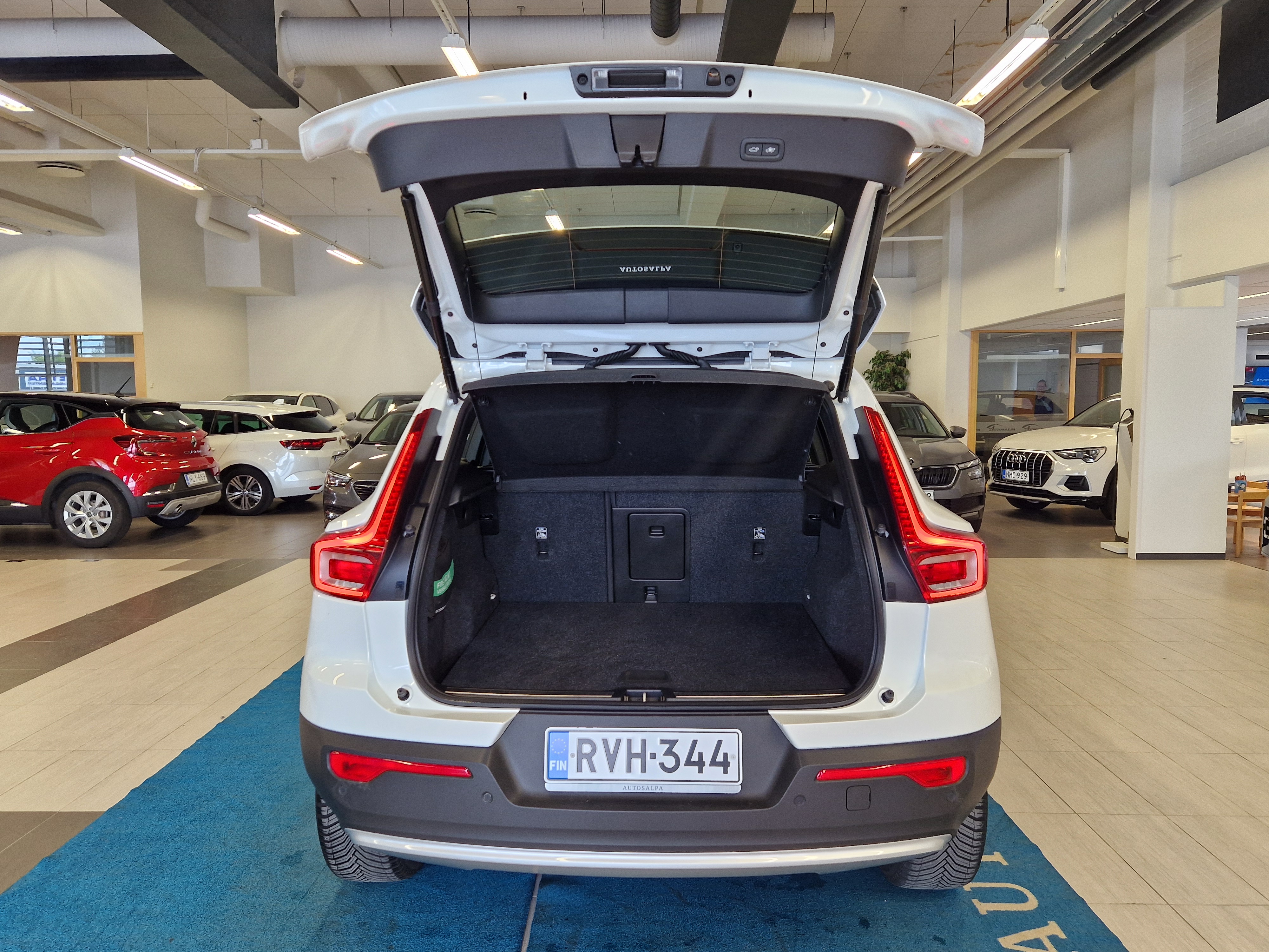 VOLVO XC40 2024