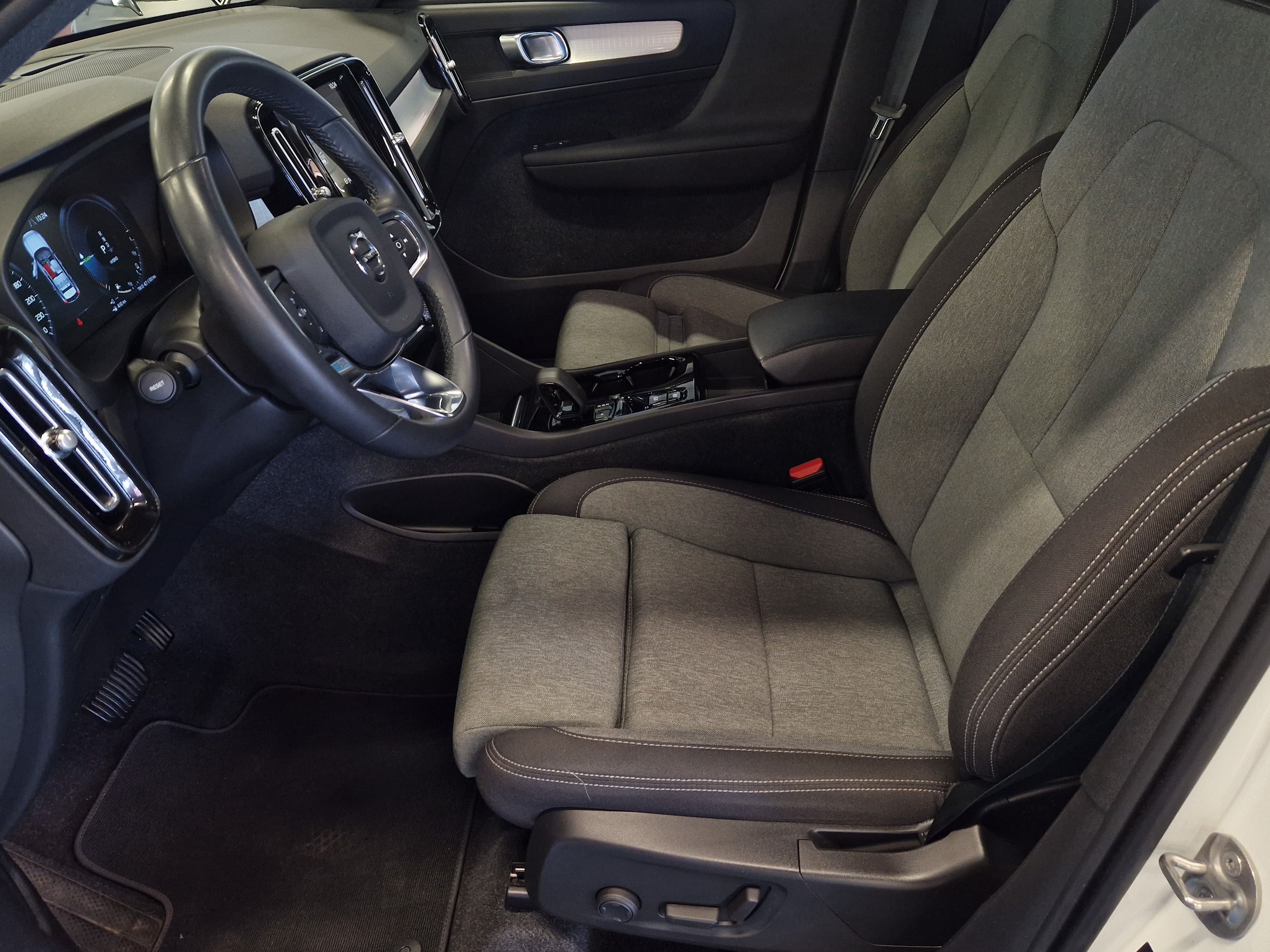VOLVO XC40 2024