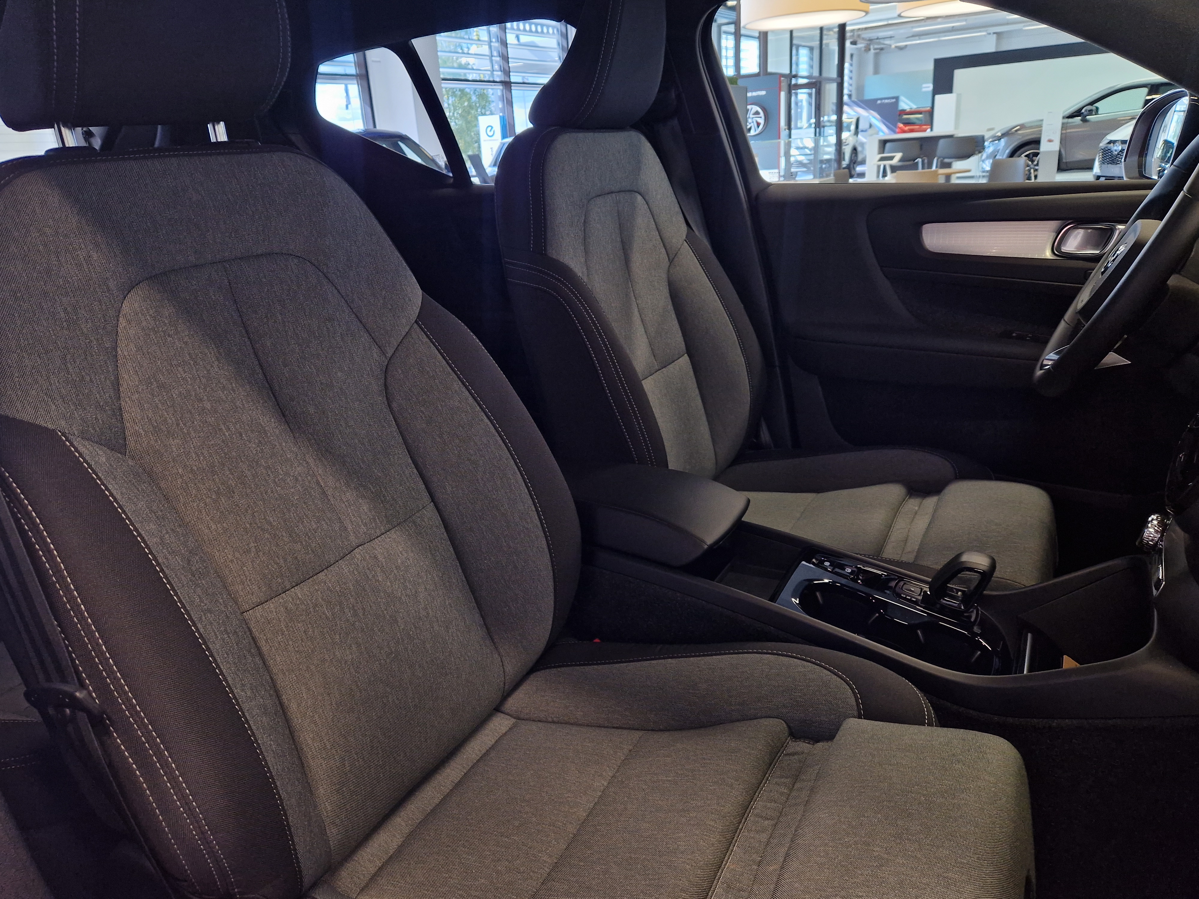 VOLVO XC40 2024