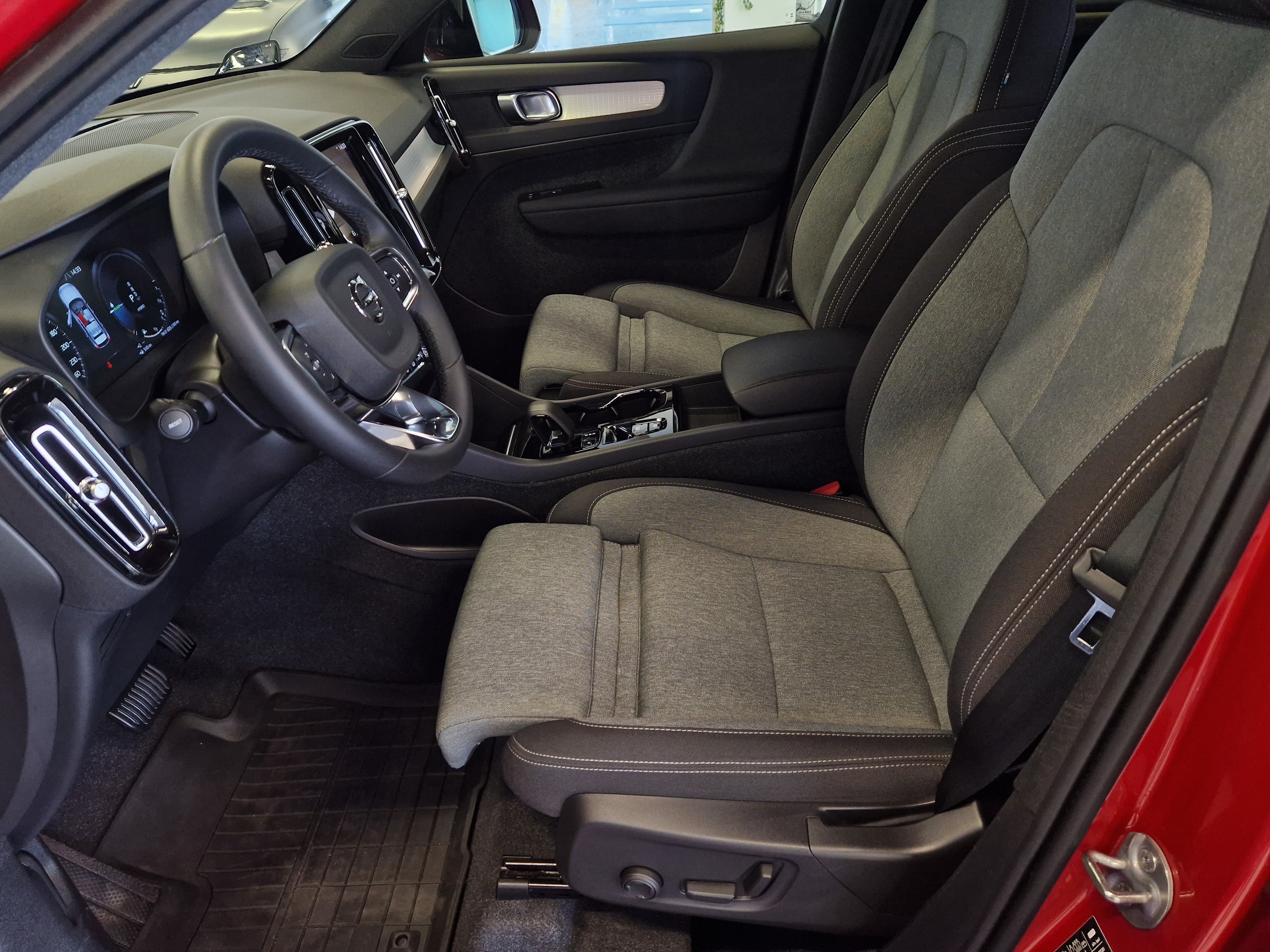 VOLVO XC40 2024