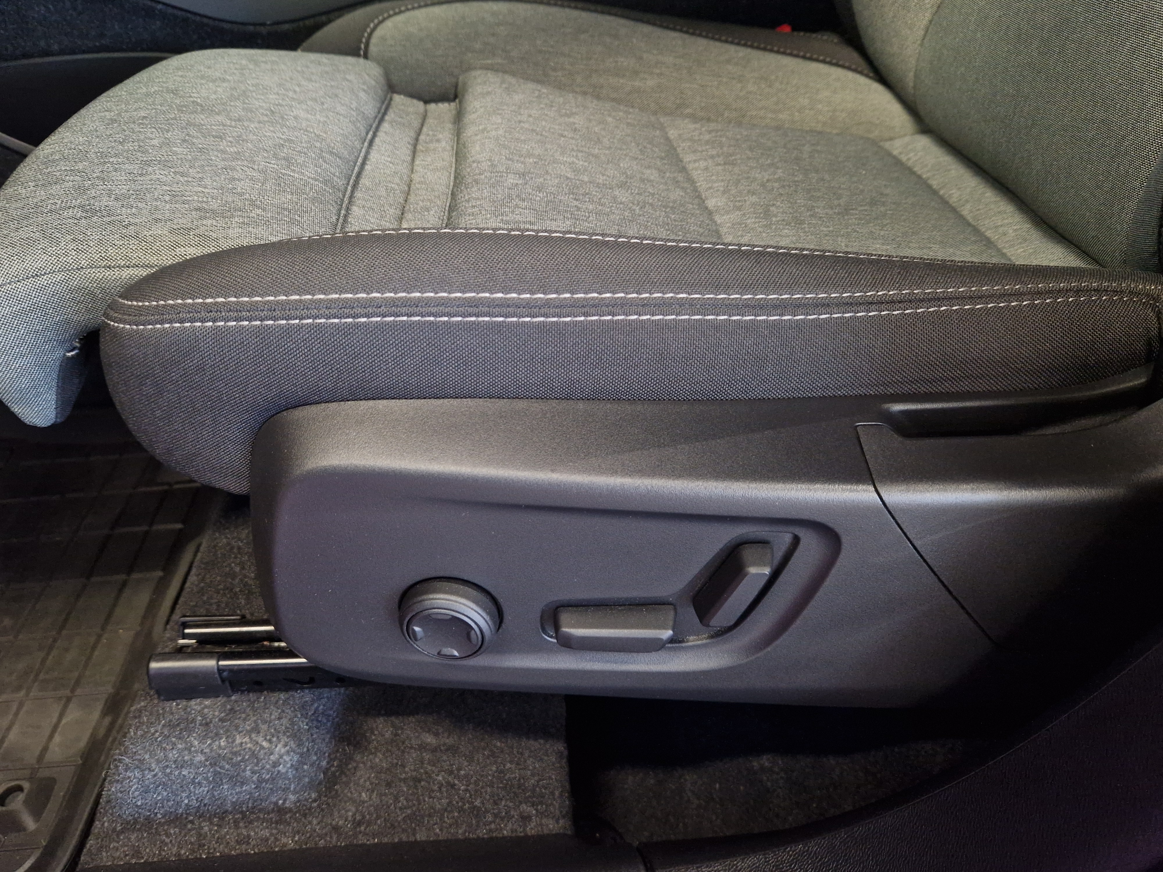 VOLVO XC40 2024