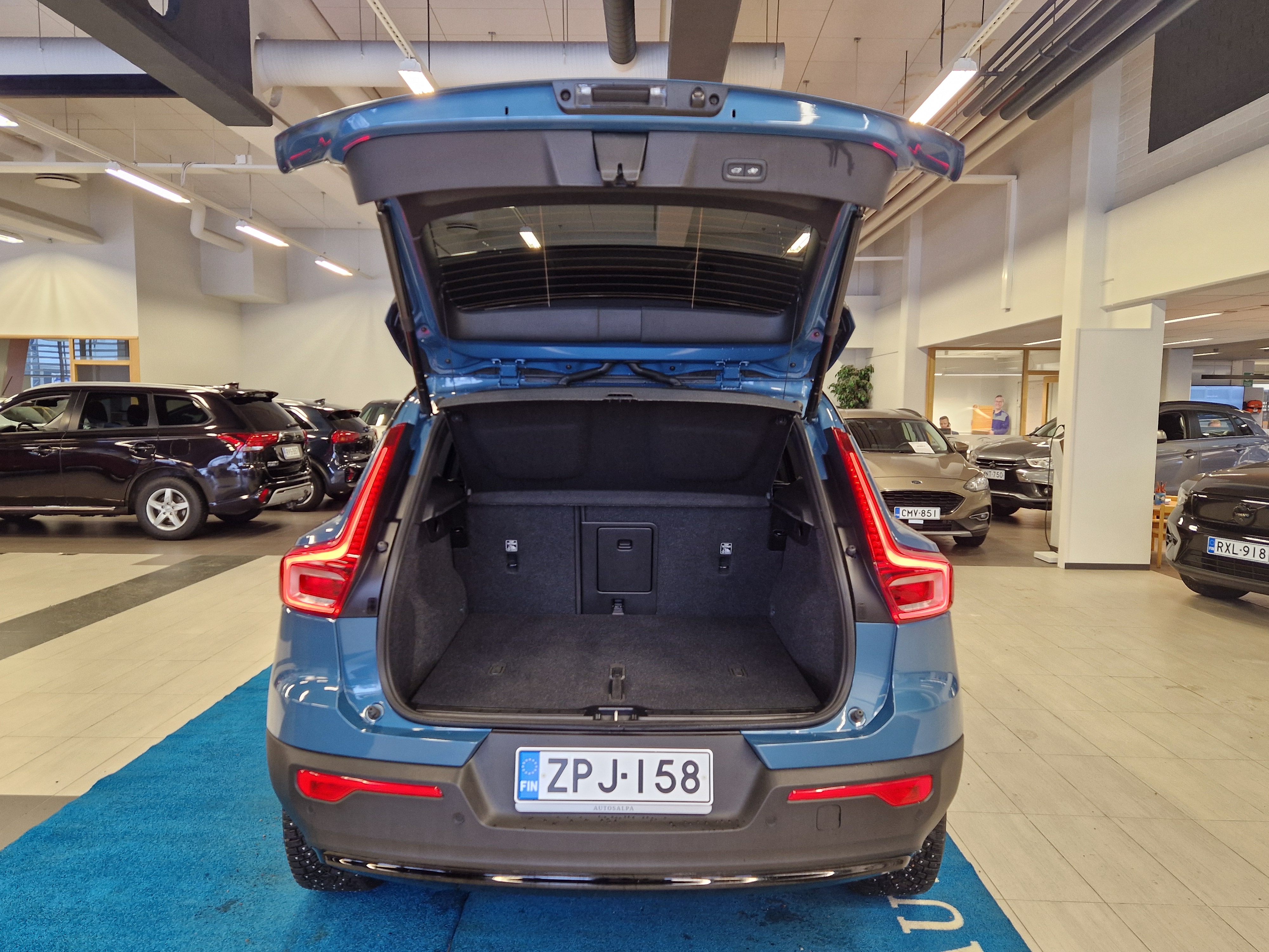 VOLVO XC40 2025