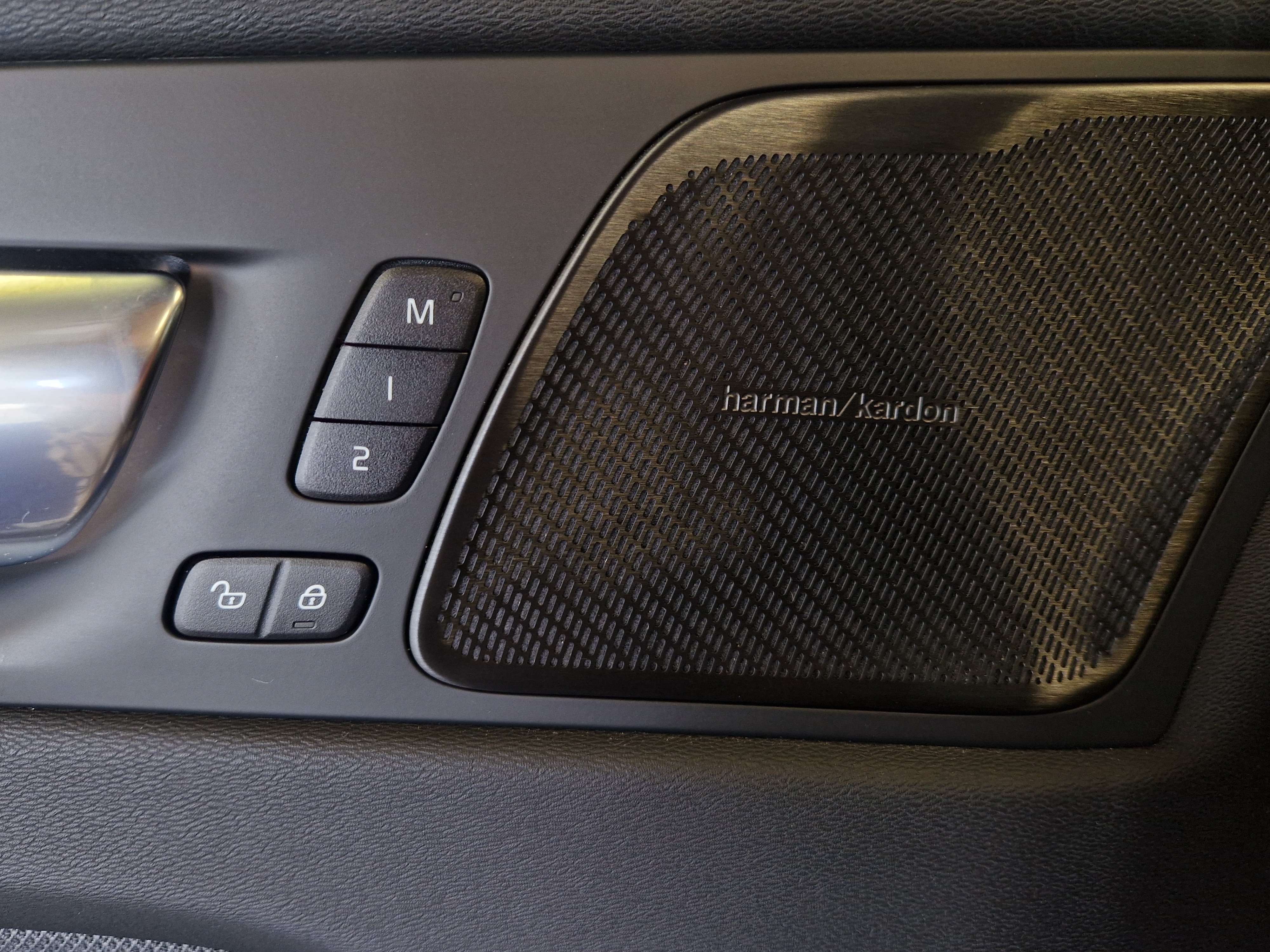 VOLVO XC60 2025