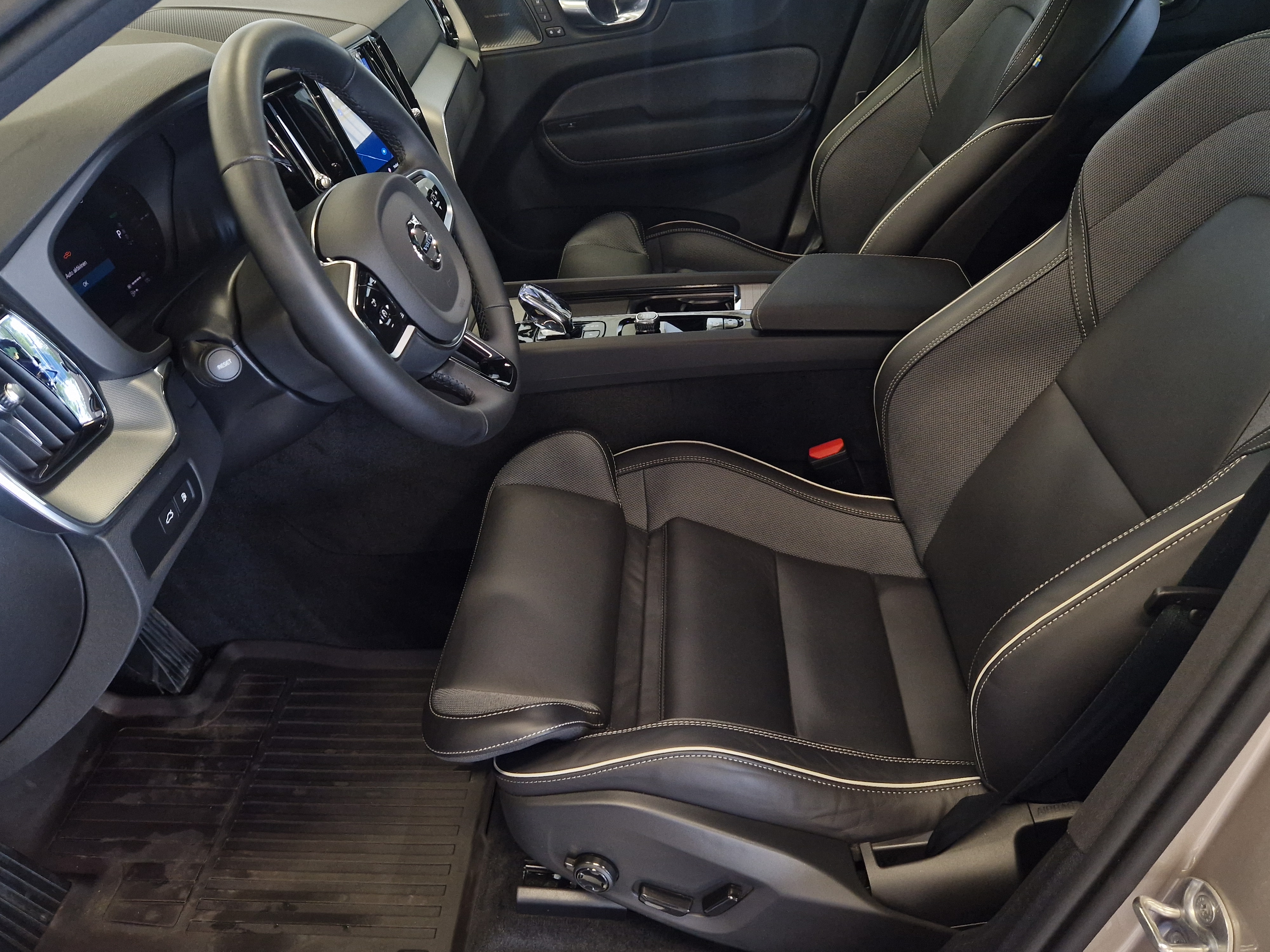 VOLVO XC60 2025