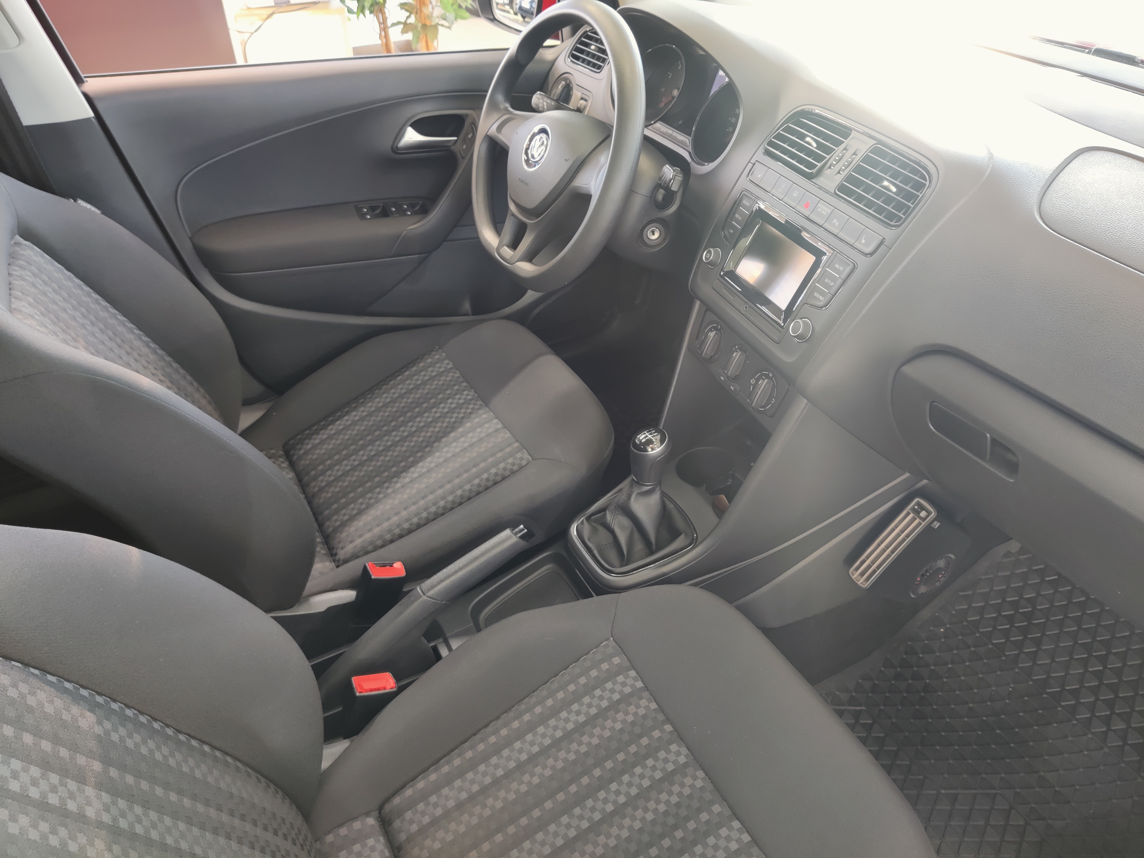 VOLKSWAGEN Polo 2016