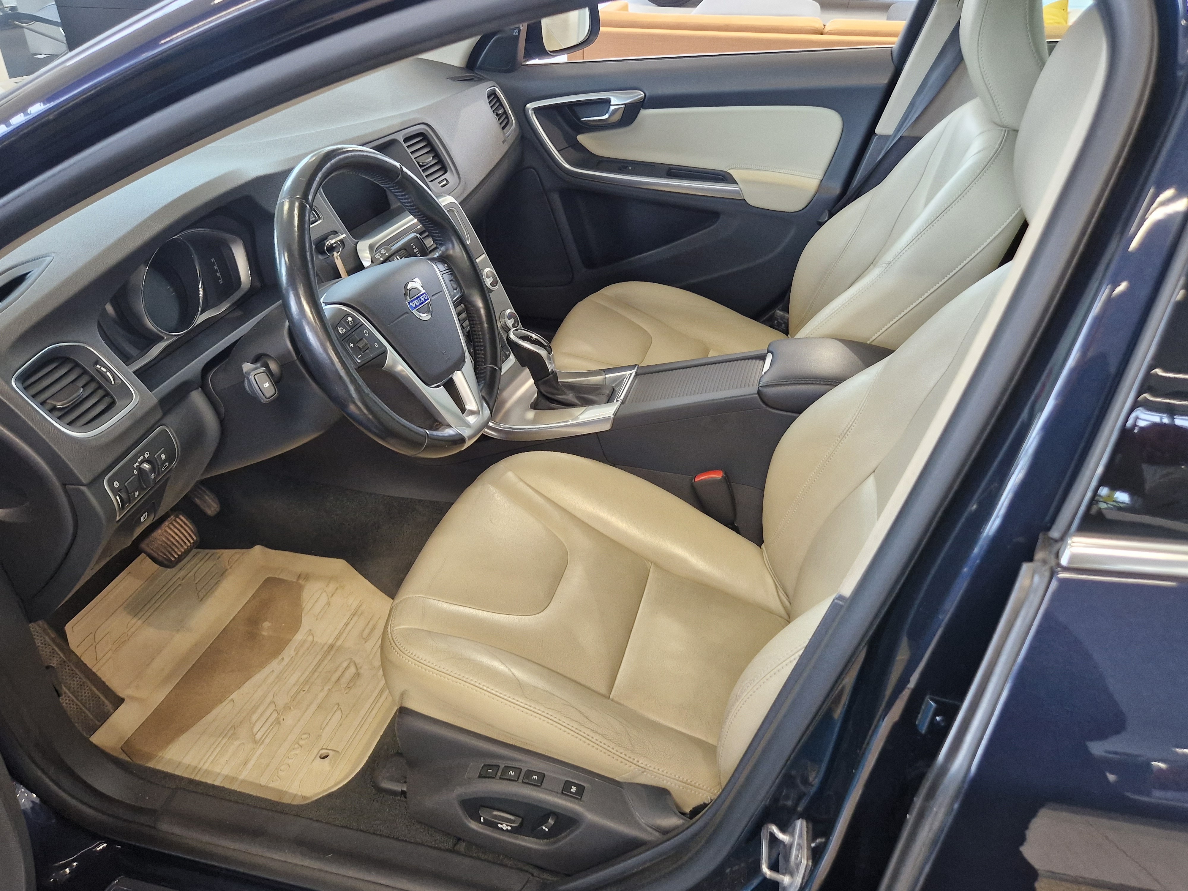 VOLVO V60 2015