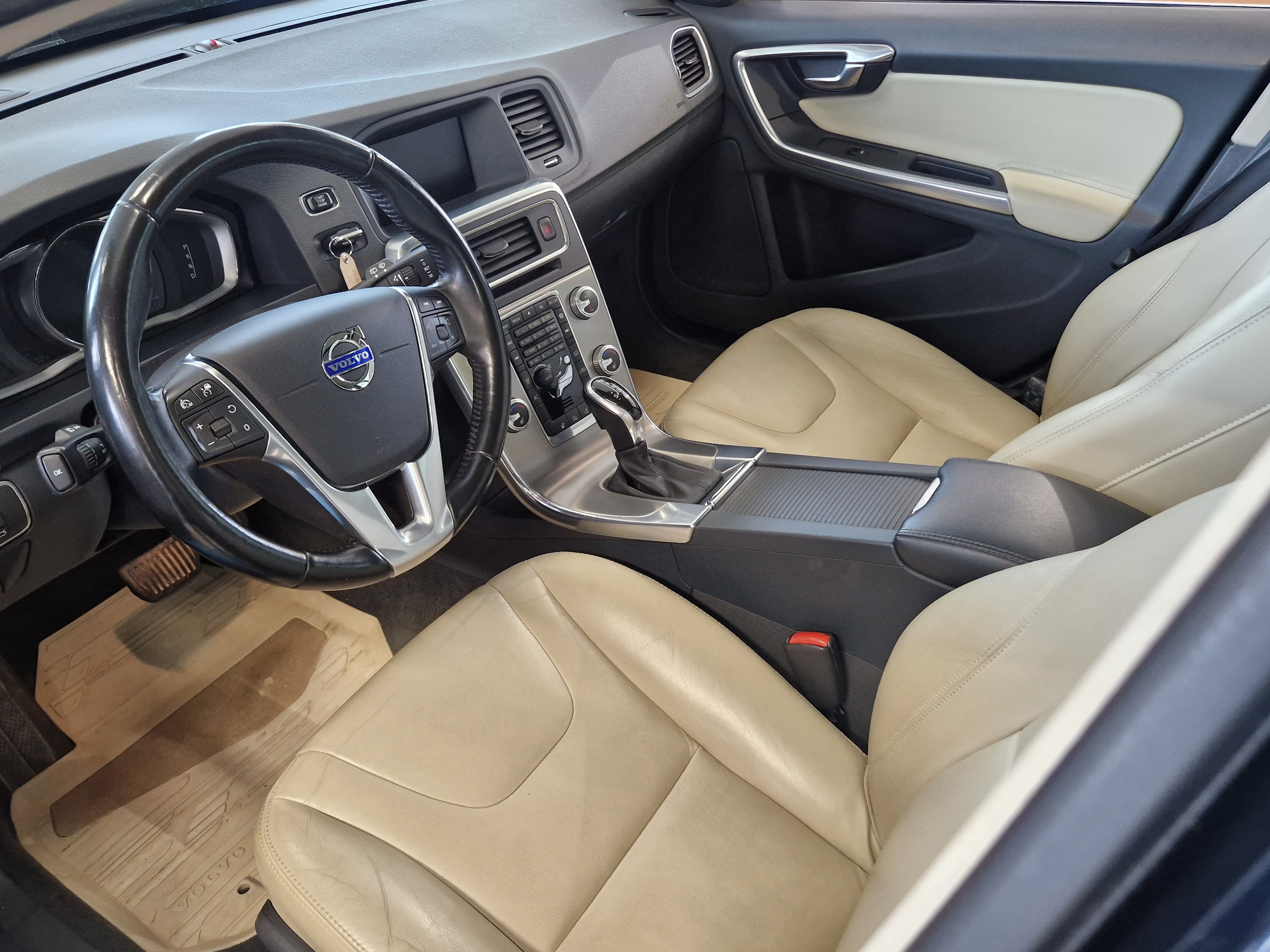 VOLVO V60 2015