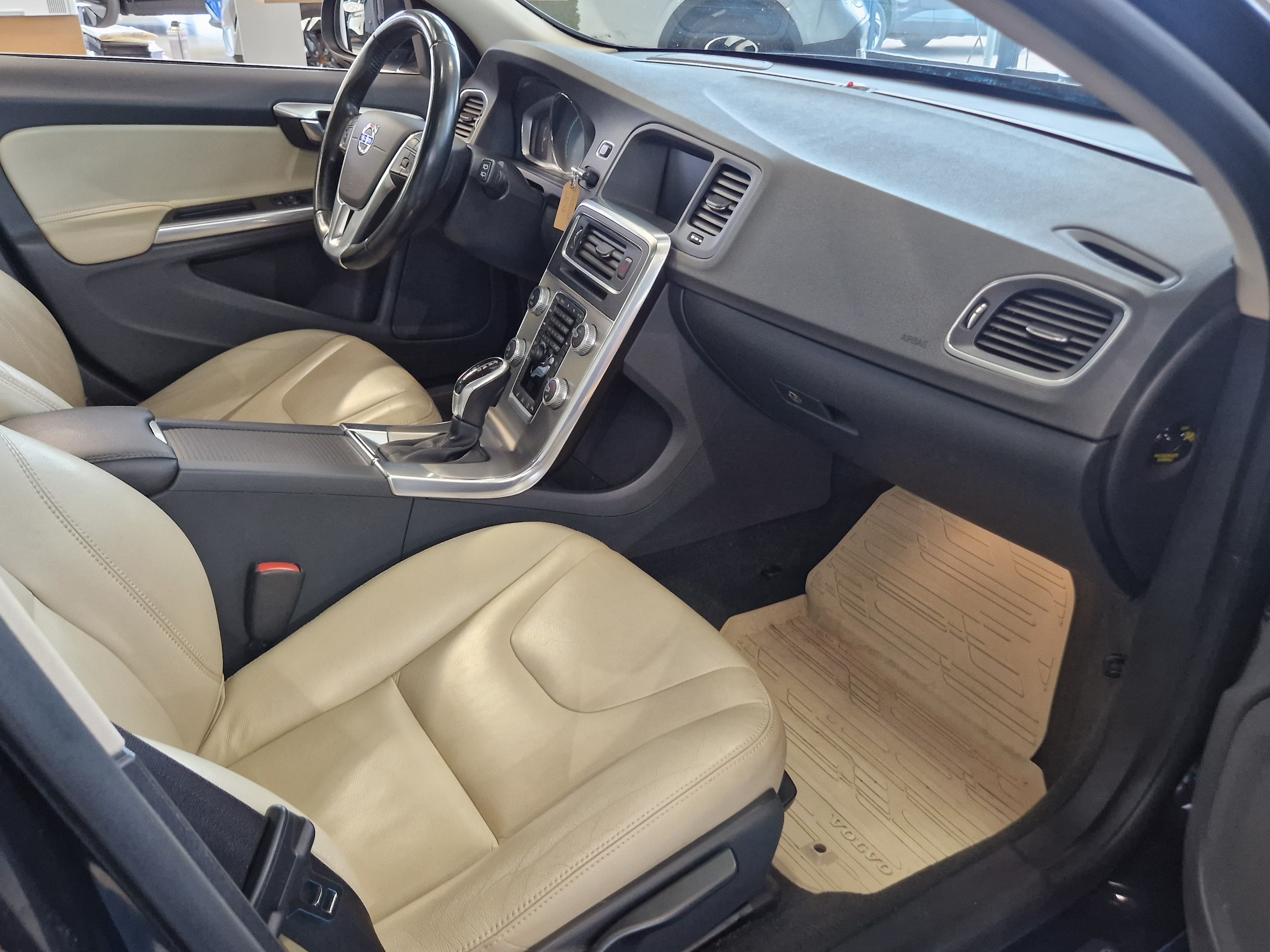 VOLVO V60 2015