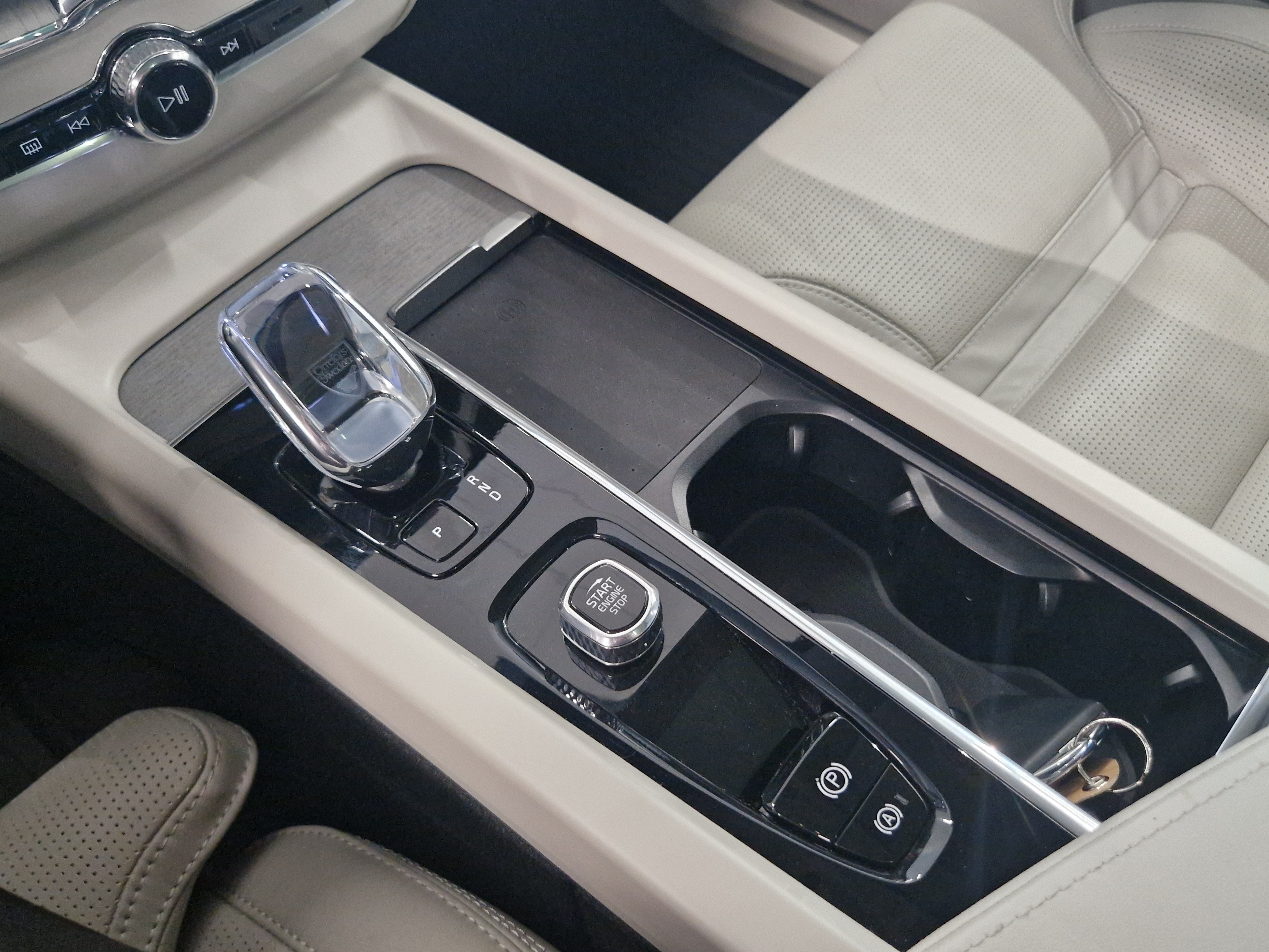 VOLVO XC60 2024