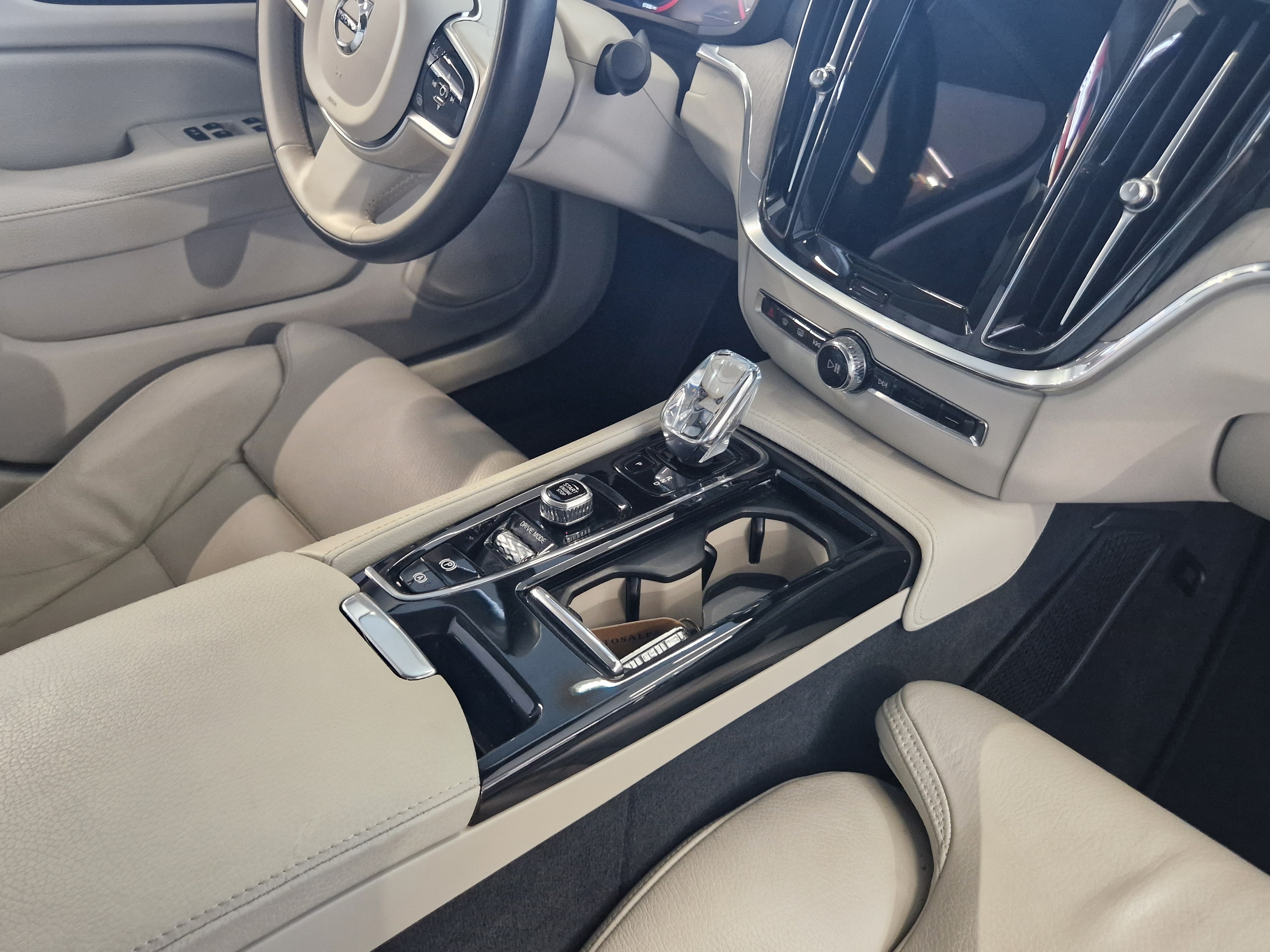 VOLVO XC60 2024